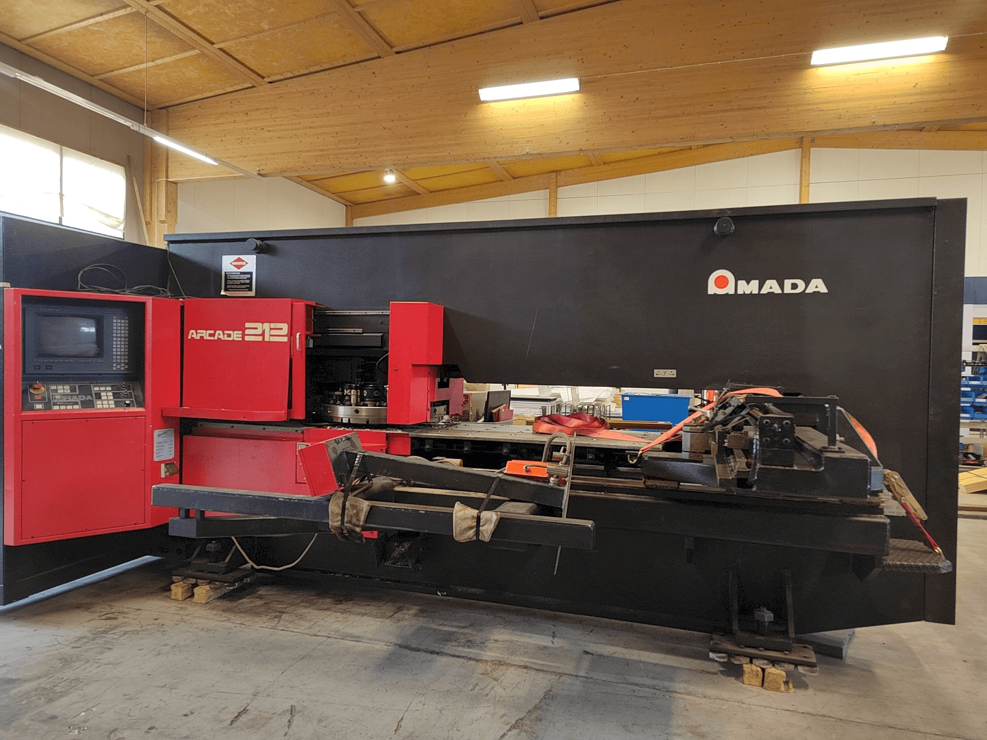Widok z przodu maszyny AMADA Arcade 212