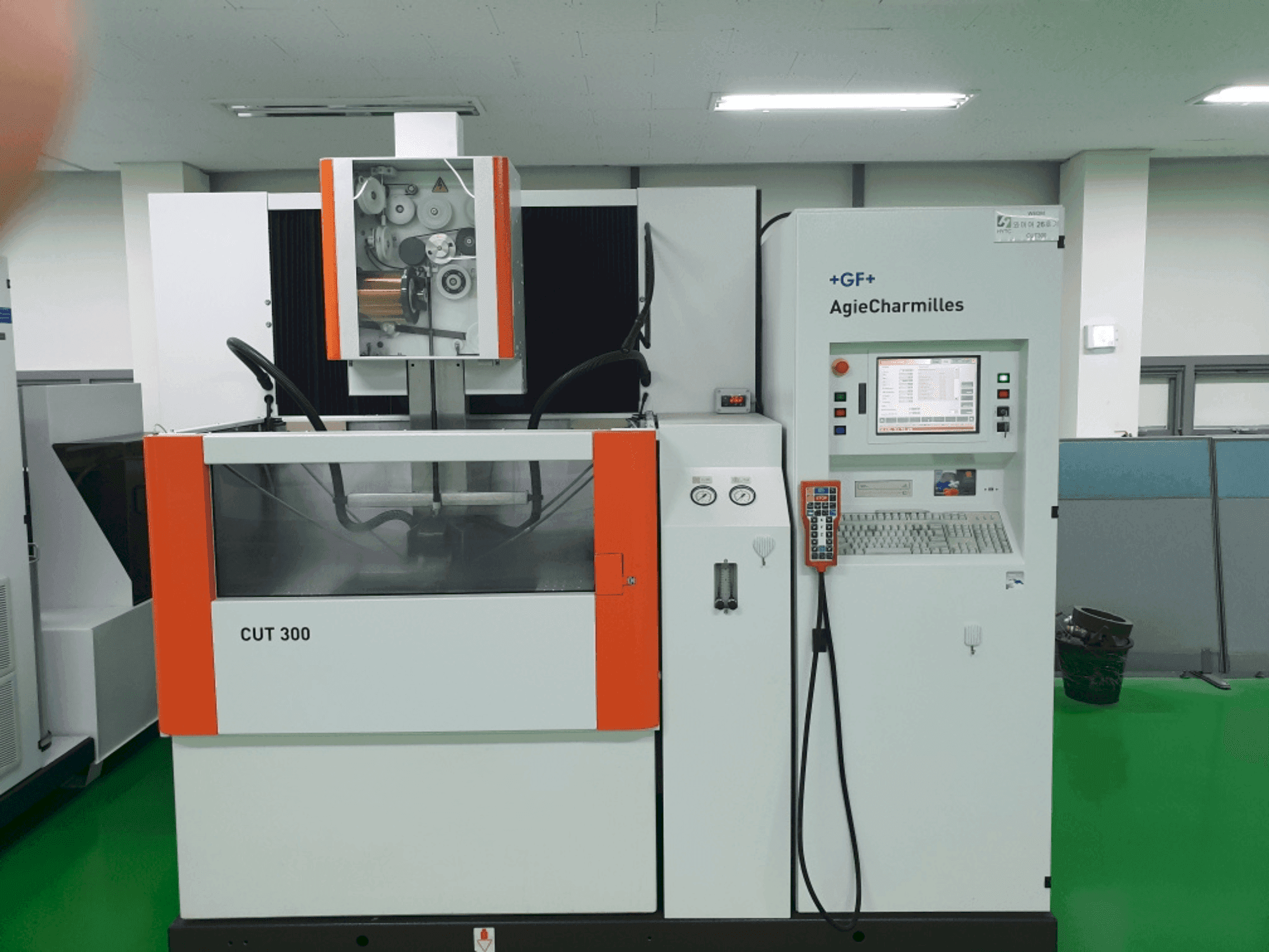 Widok z przodu maszyny AGIE CUT 300