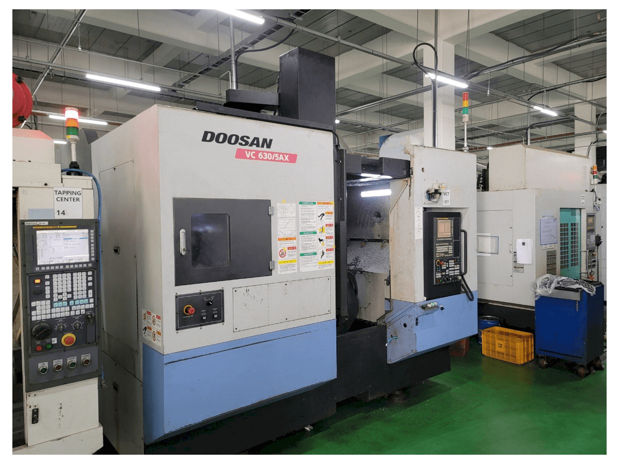 Widok z przodu maszyny Doosan VC 630/5AX