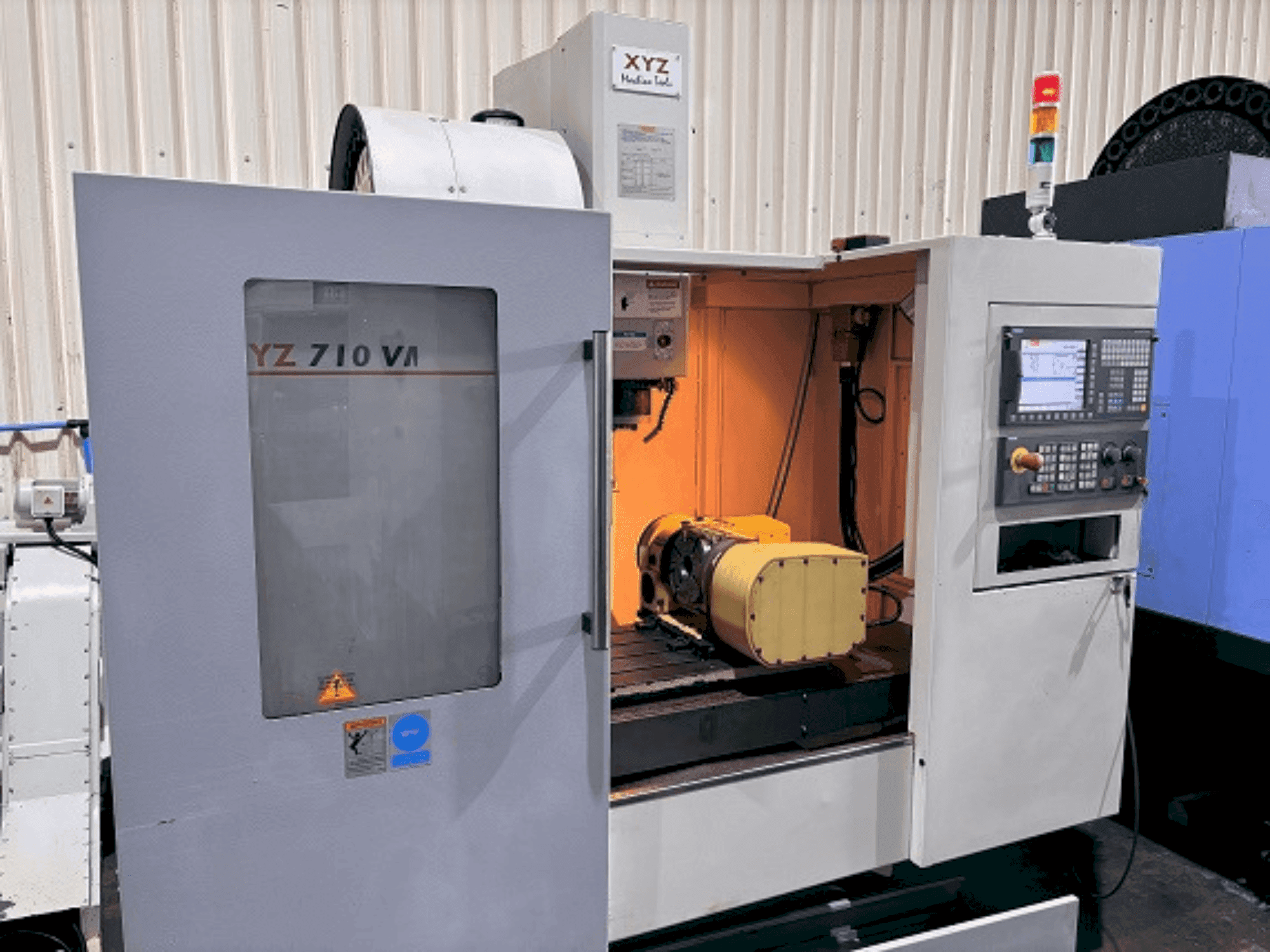 Widok z przodu maszyny XYZ 710 VMC