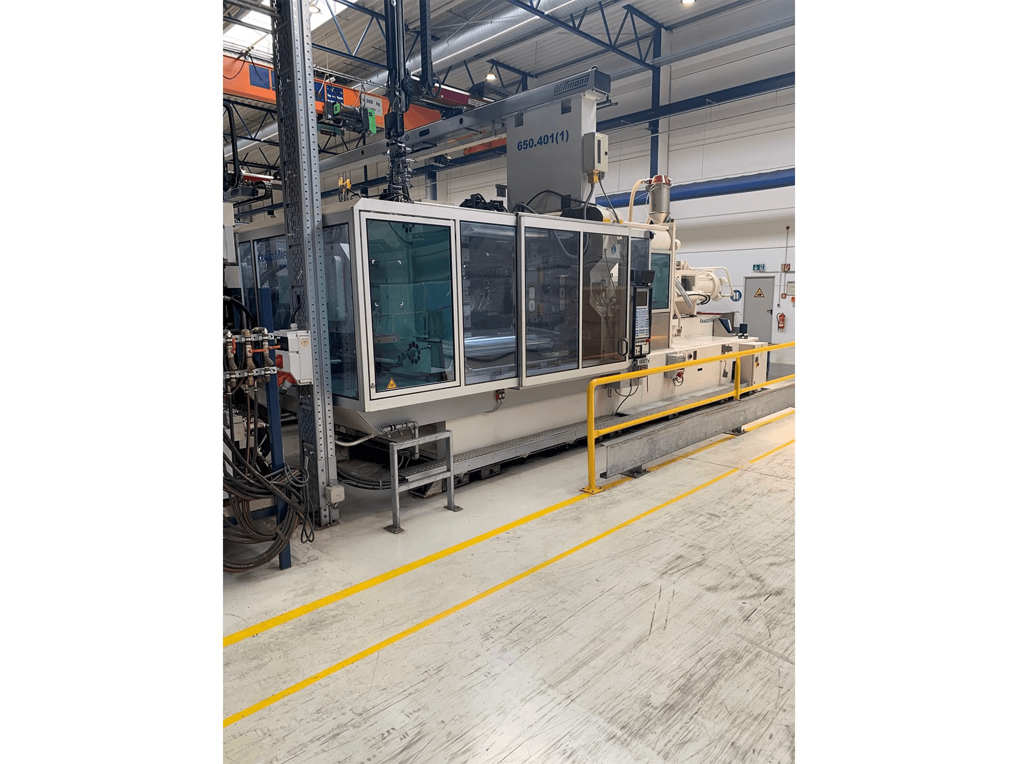 Widok z przodu maszyny Krauss Maffei 650-2700-520 CL