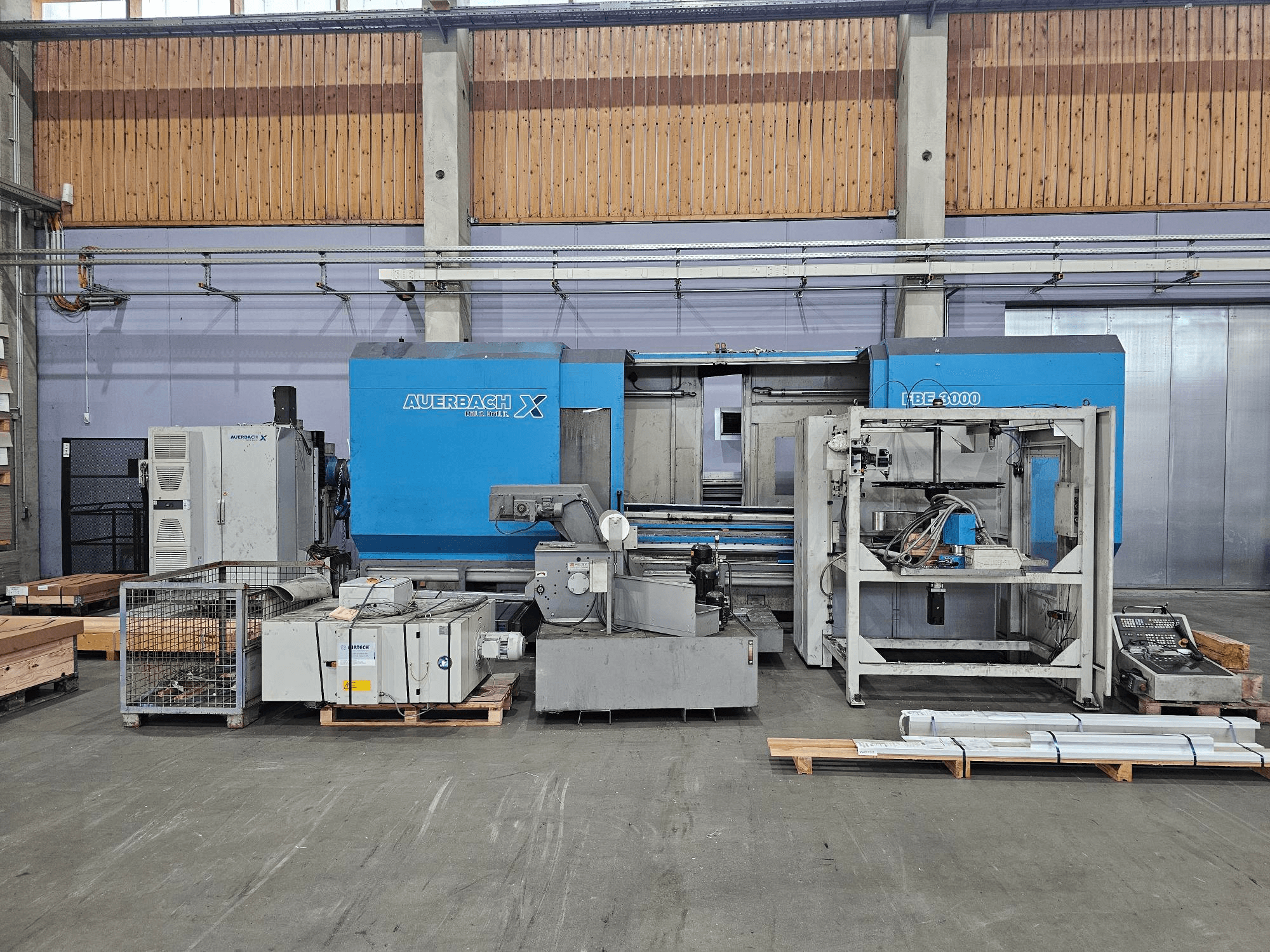 Maszyna Auerbach X LBF-3000 w ustawieniu fabrycznym, widok z boku, z szarymi i niebieskimi elementami i widocznym panelem sterowania.