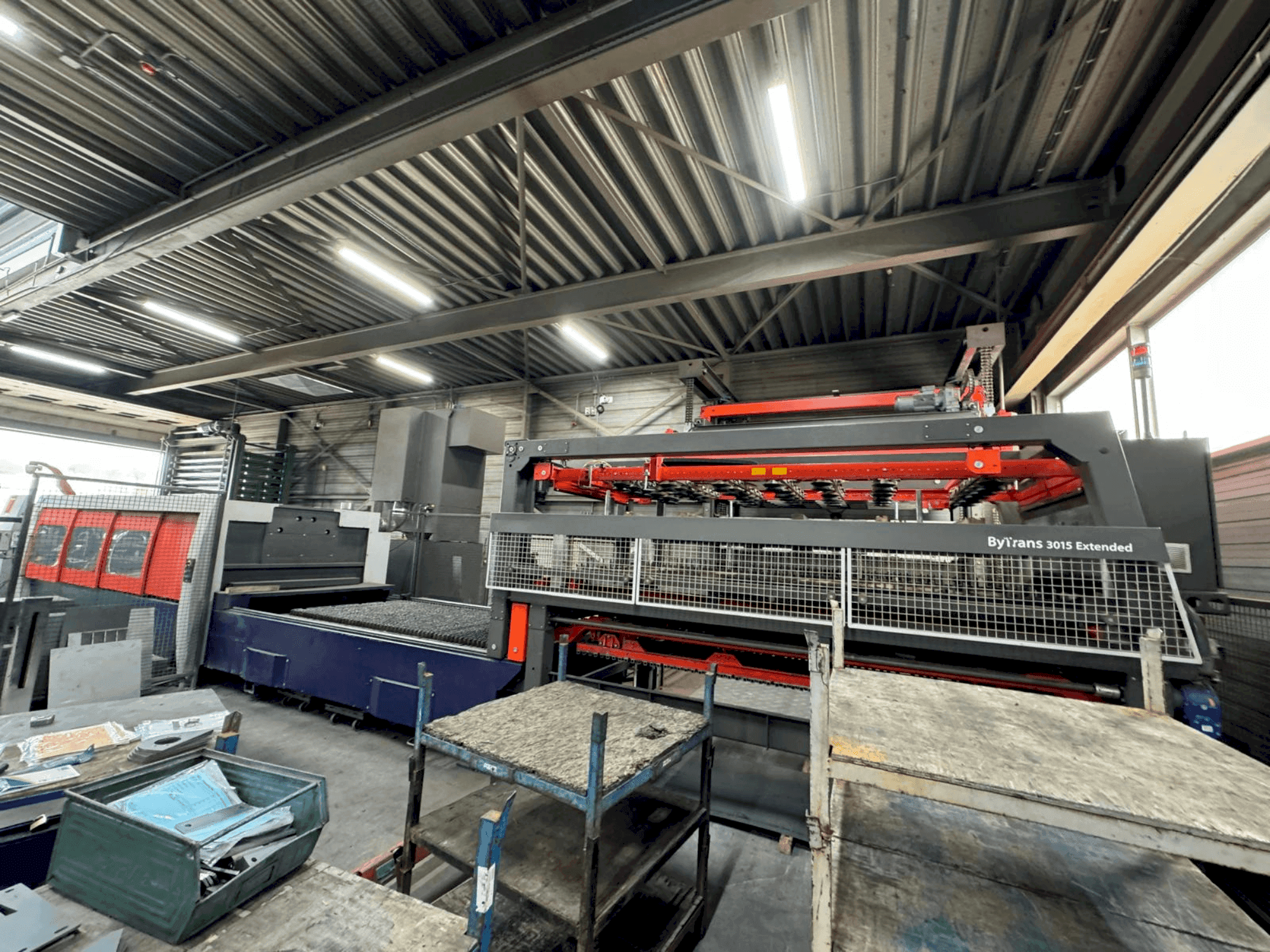Widok z przodu maszyny Bystronic Bytower 3015 + Bytrans Extended 3015