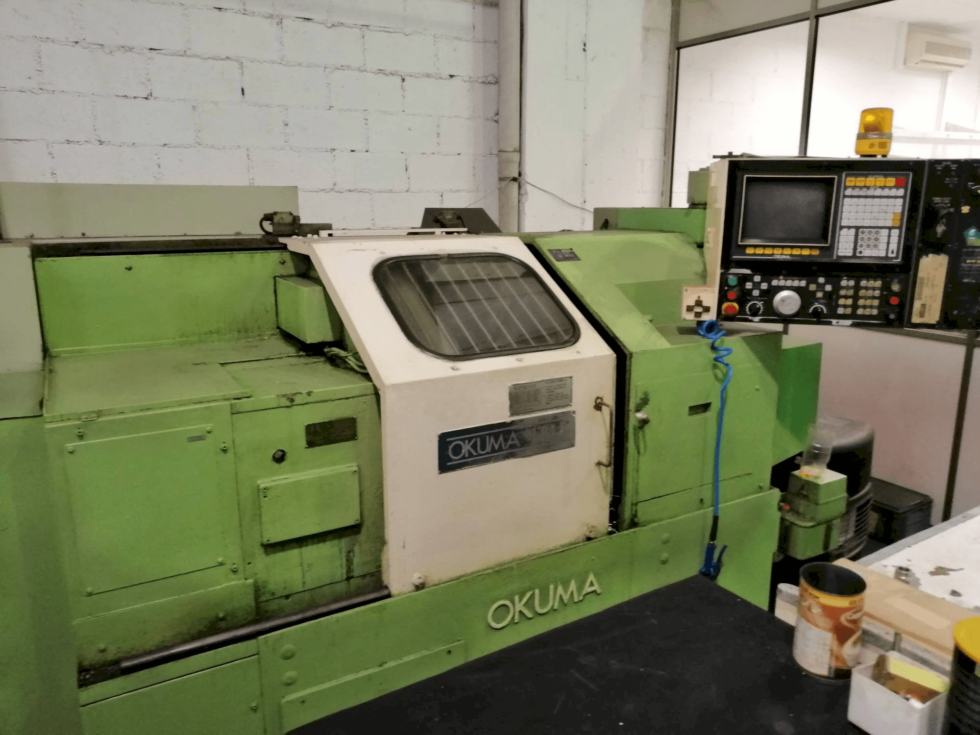 Widok z przodu maszyny Okuma LB15