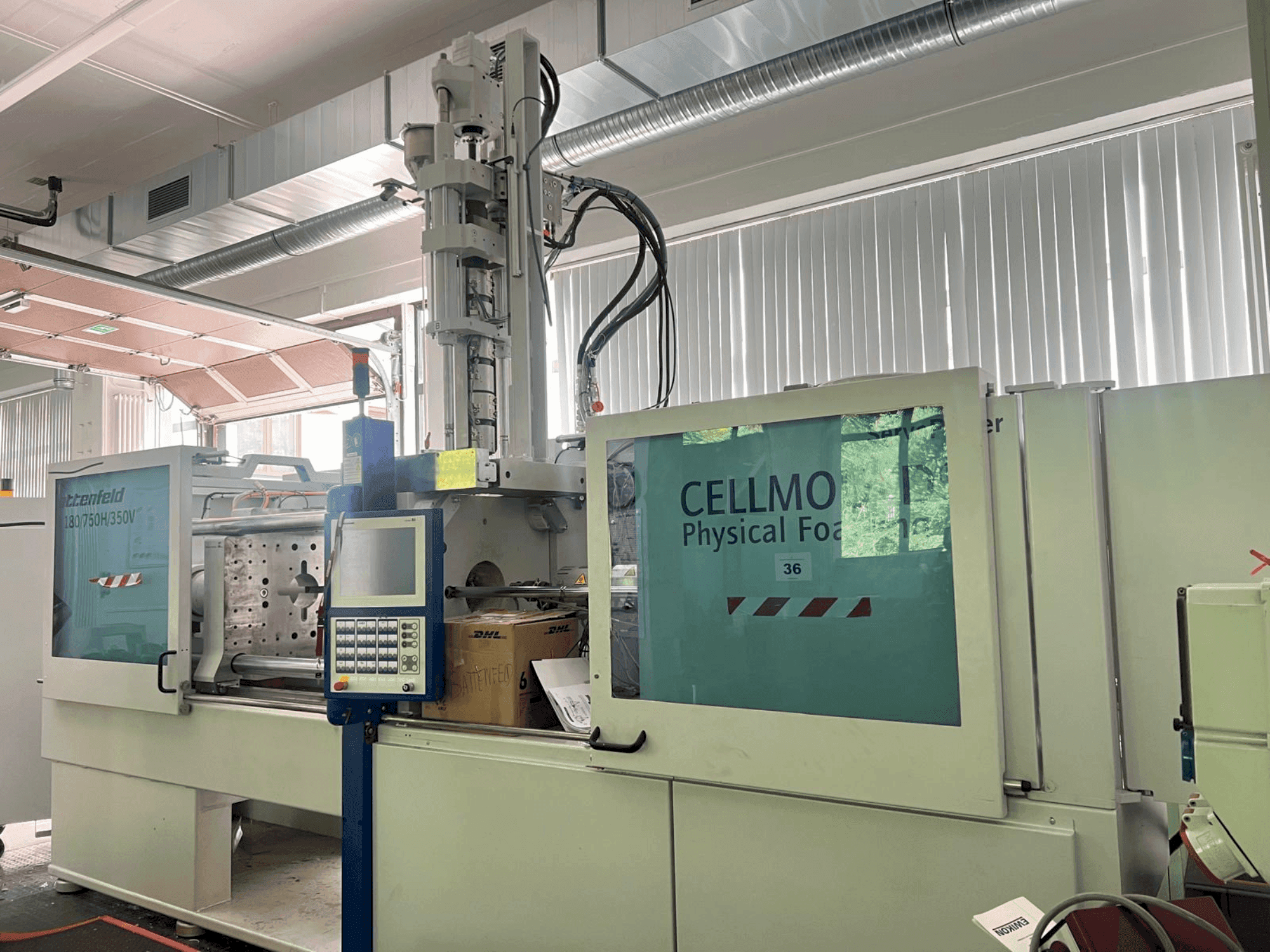 Widok z przodu maszyny WITTMANN Battenfeld HM 180/750H/350V