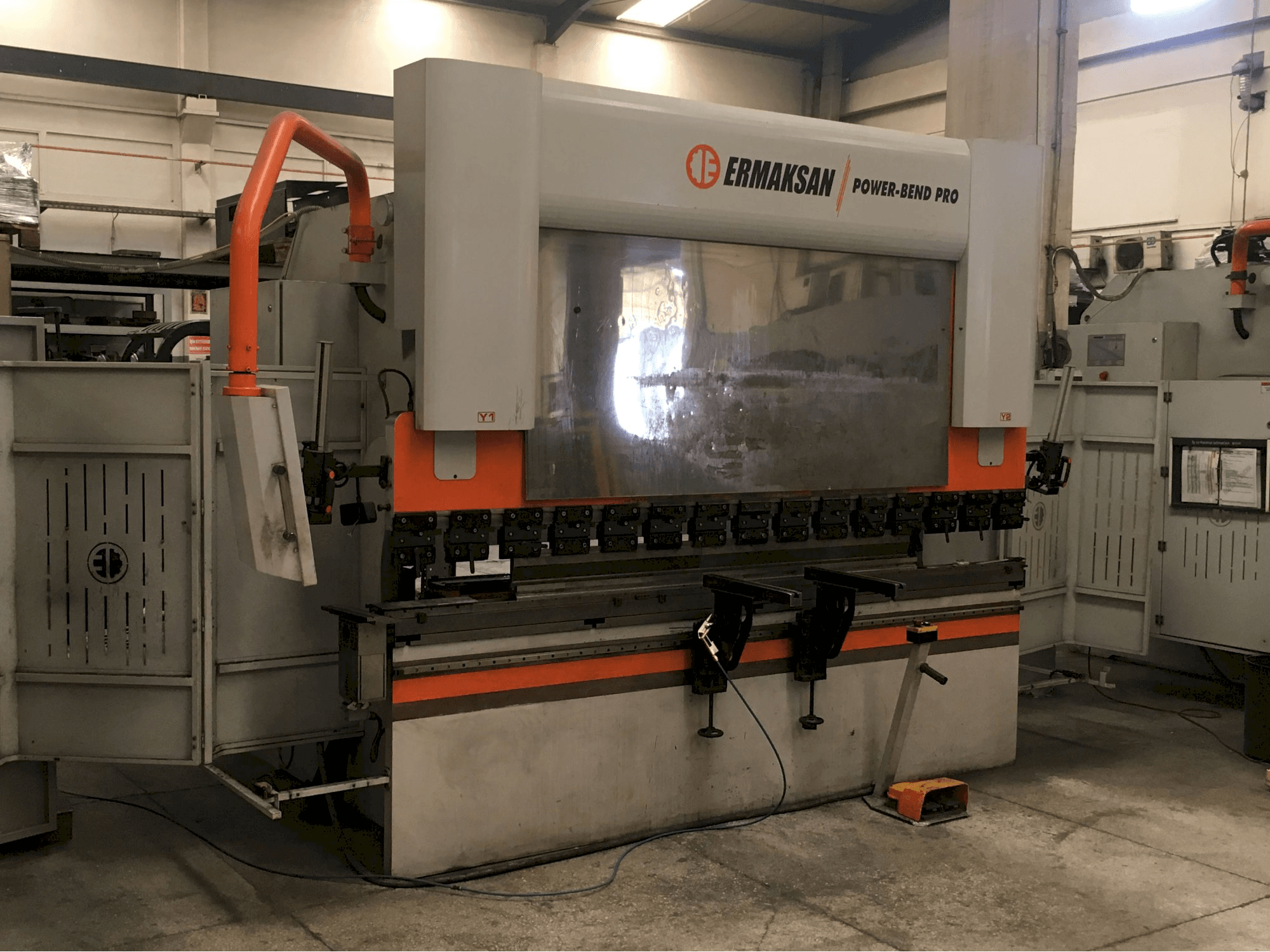 Widok z lewej maszyny ERMAKSAN POWER-BEND PRO 3100x135