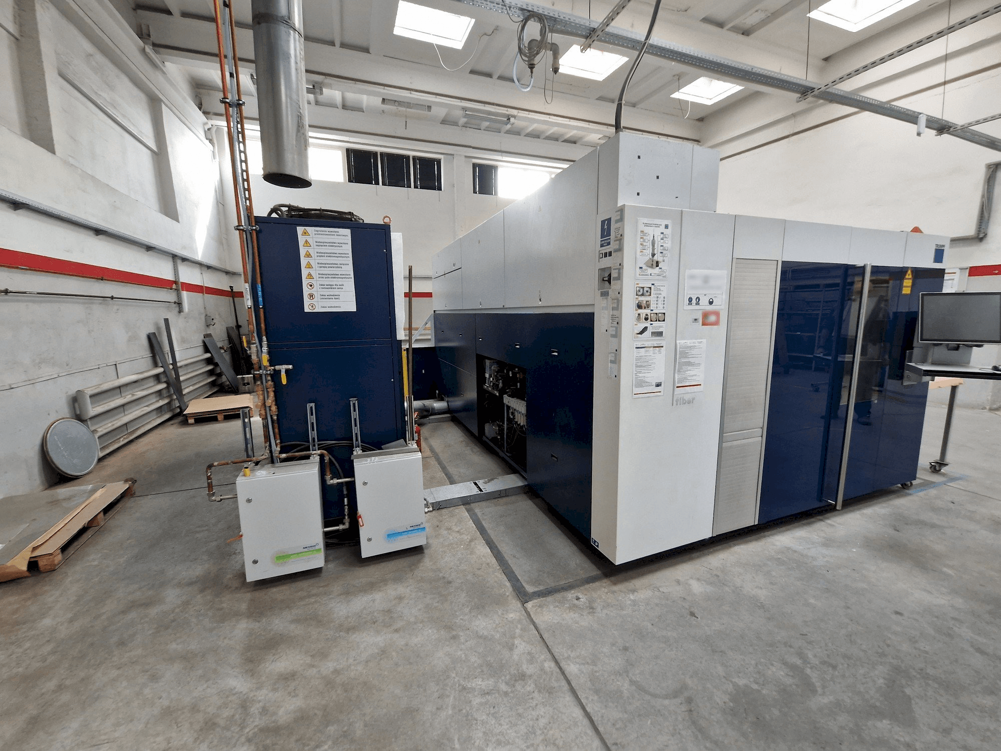 Widok z przodu maszyny Trumpf TruLaser 3030 Fiber