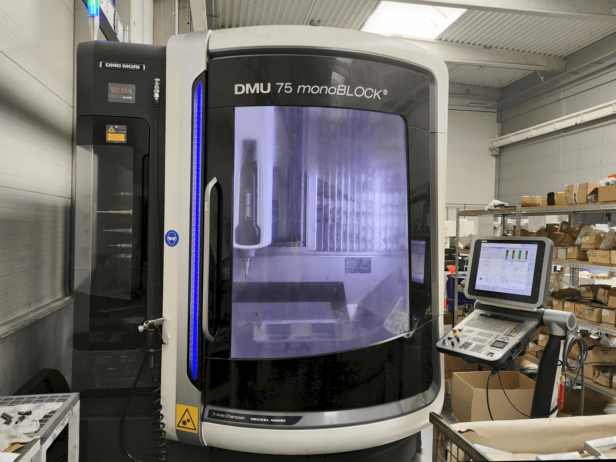 Widok z przodu maszyny DMG MORI DMU 75 monoBLOCK