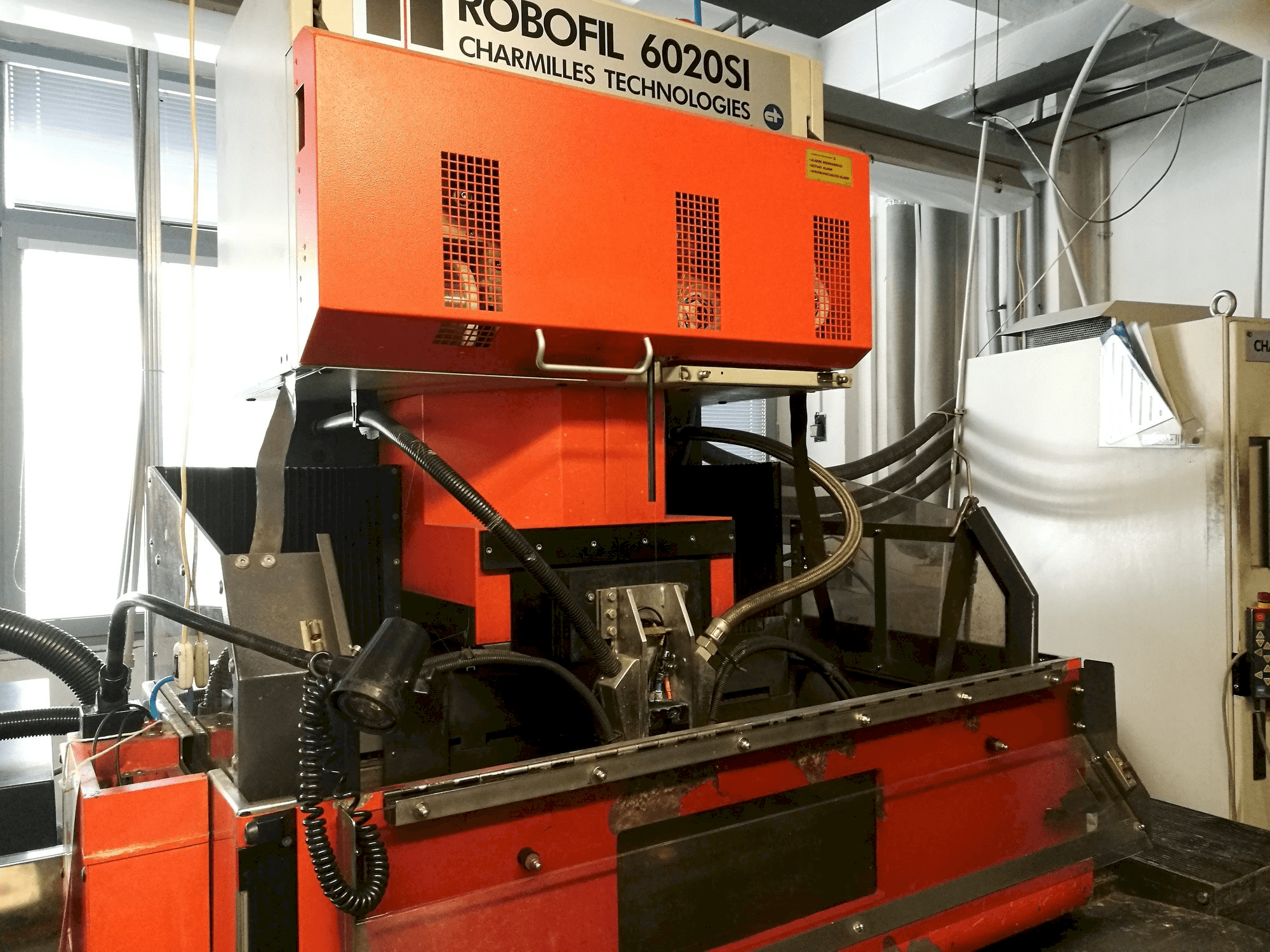 Widok z przodu maszyny CHARMILLES Robofil 6020 SI