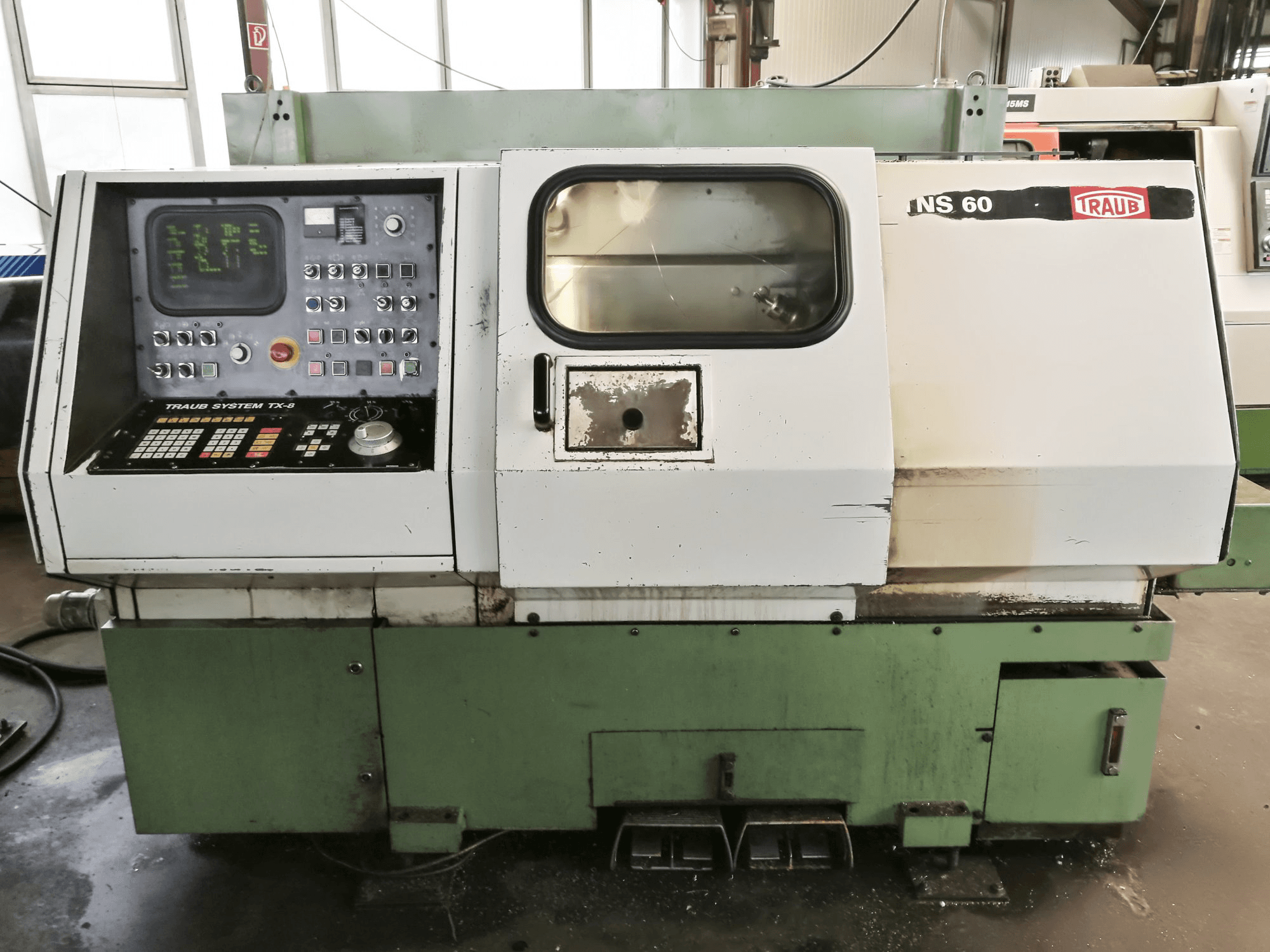 Widok z przodu maszyny TRAUB TNS 60