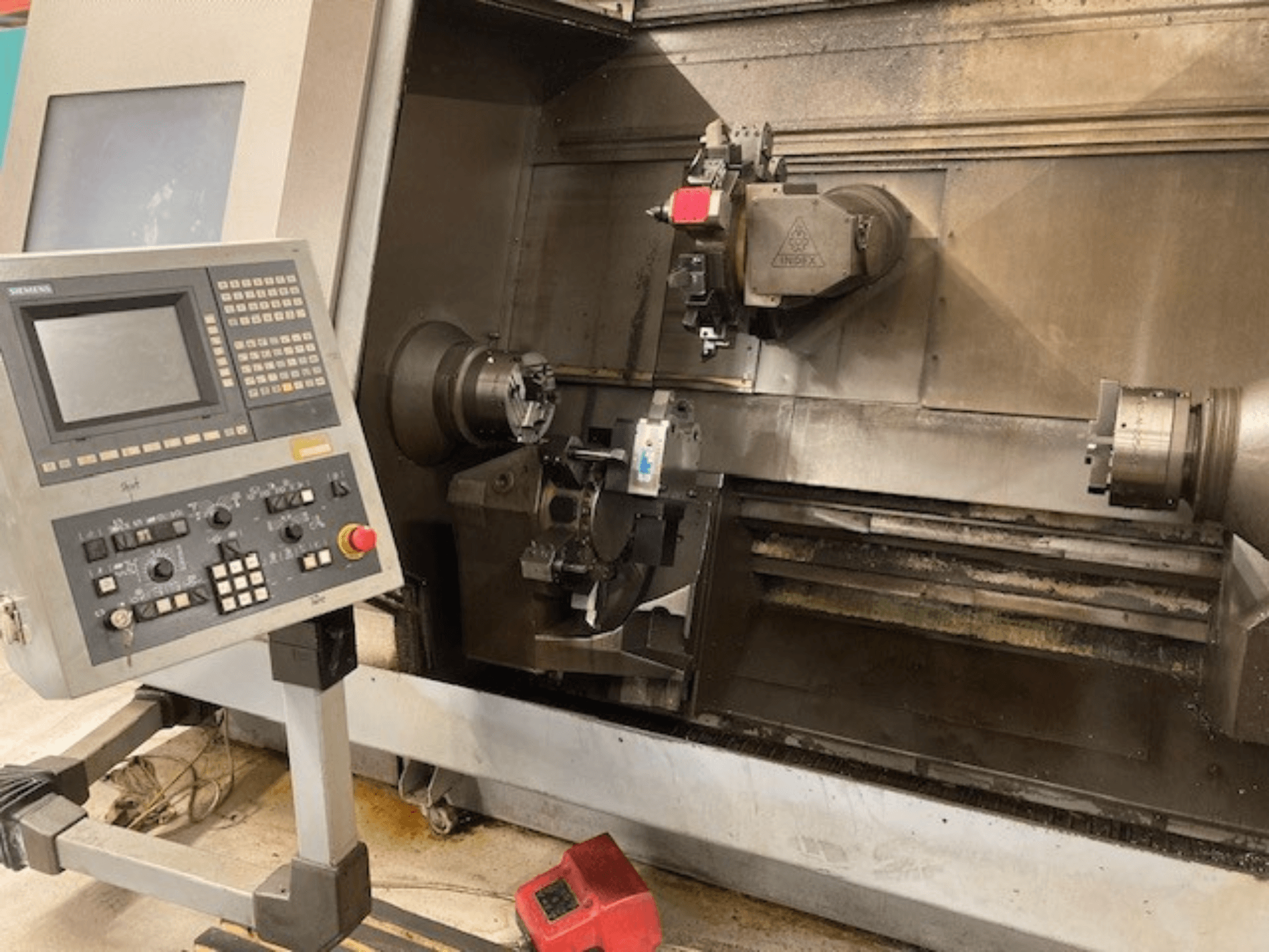 Tokarka pozioma Index G300 L YB z panelem sterowania, widocznym uchwytem i obszarem roboczym, widok z przodu.