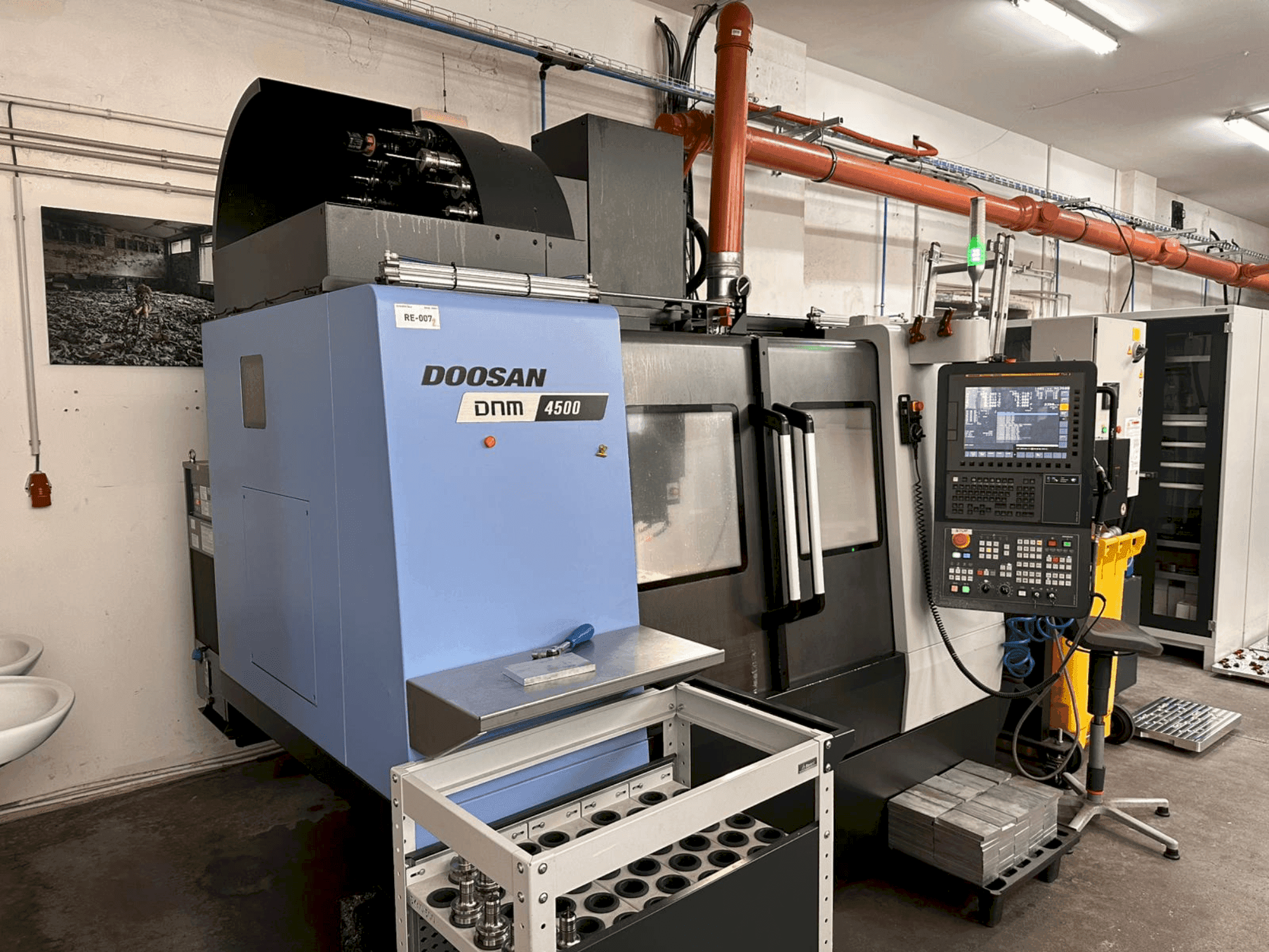 Widok z przodu maszyny DOOSAN DNM 4500
