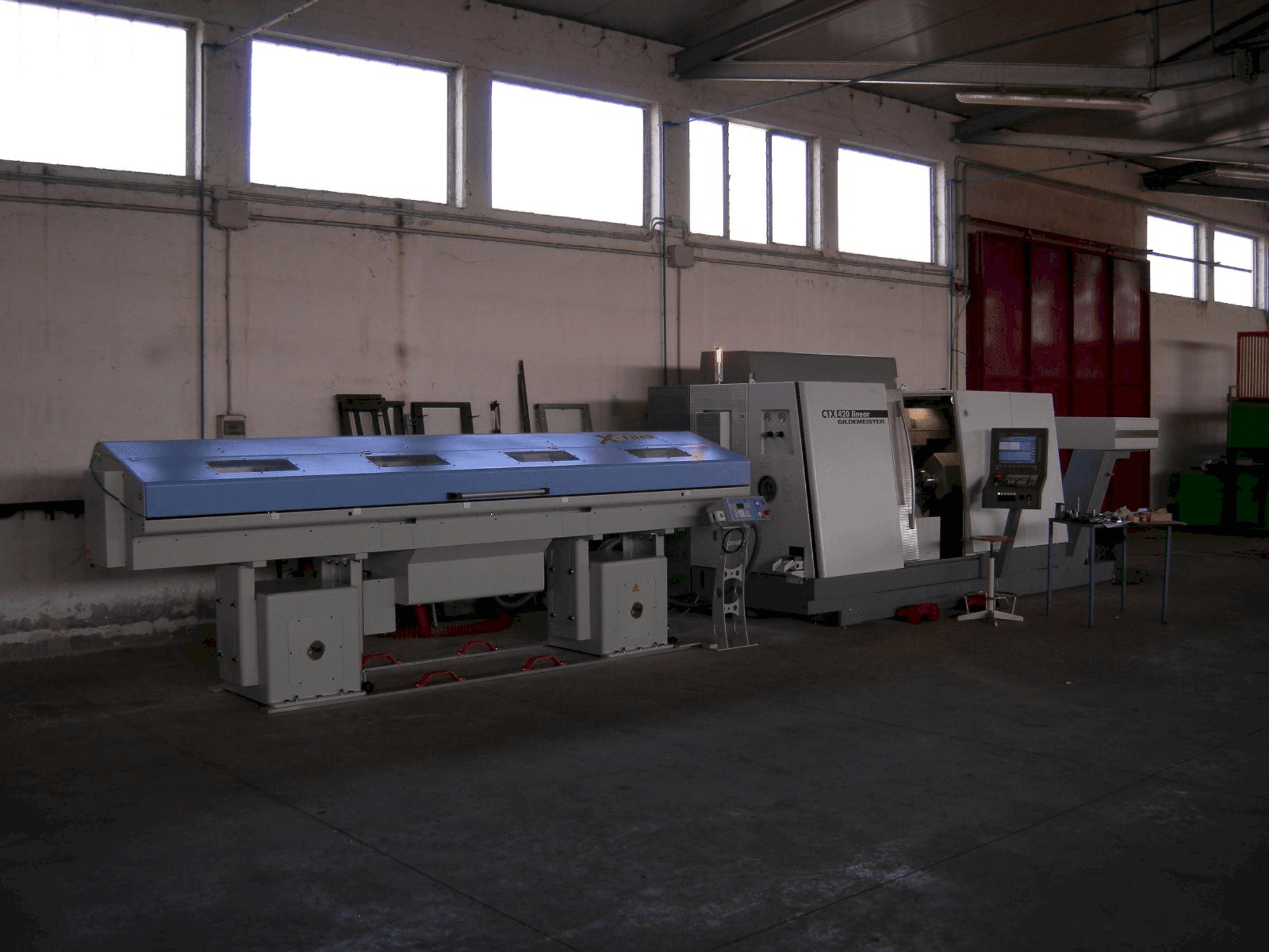 Widok z przodu maszyny Gildemeister CTX 420 V6 linear