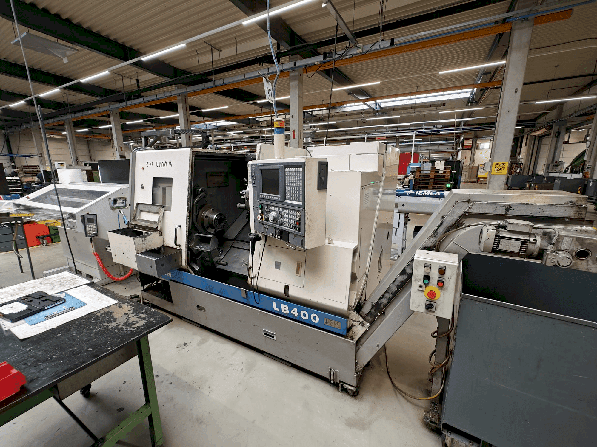 Widok z przodu maszyny Okuma LB400