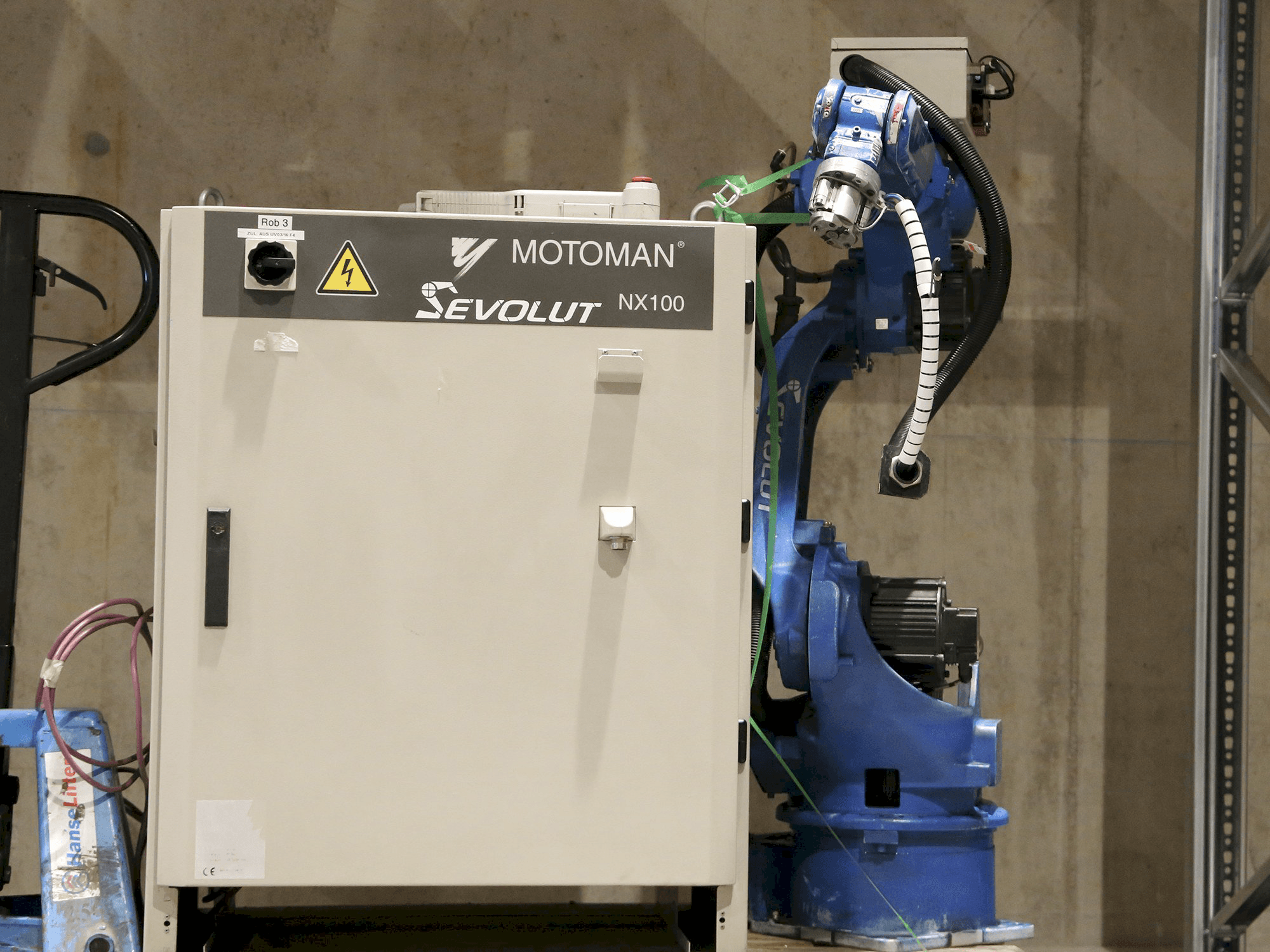 Widok z przodu maszyny Yaskawa Motoman HP6