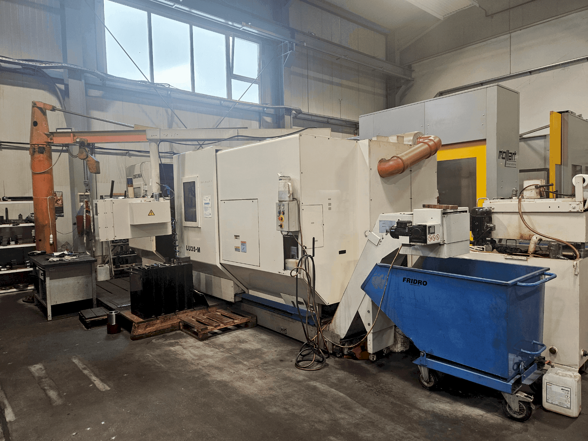 Widok z przodu maszyny Okuma LU 35-M