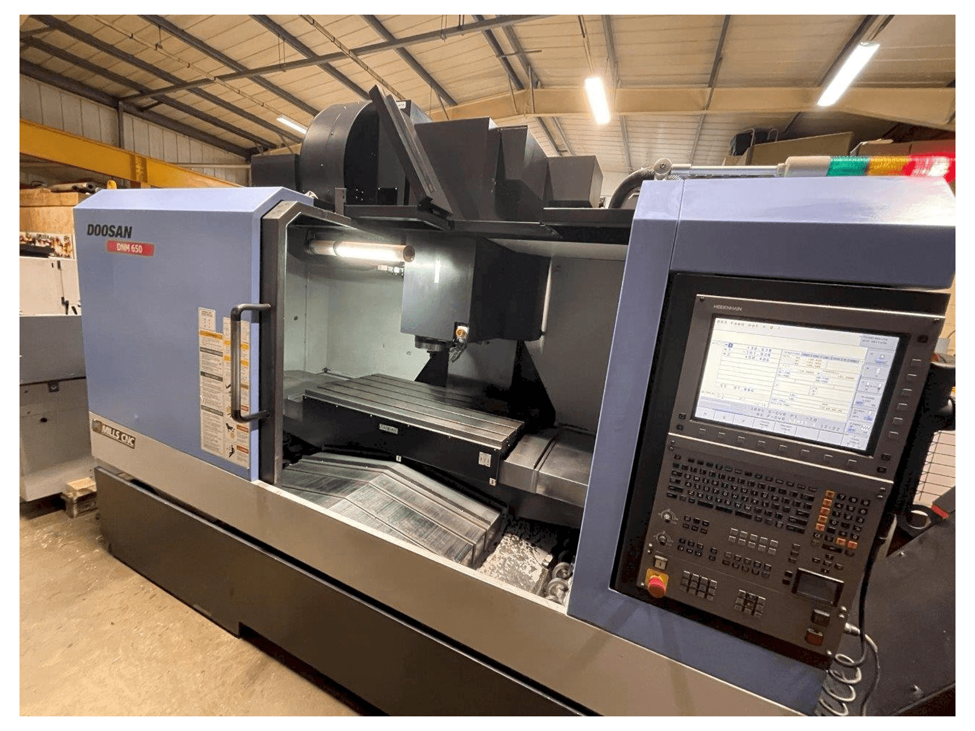Widok z przodu maszyny Doosan DNM650