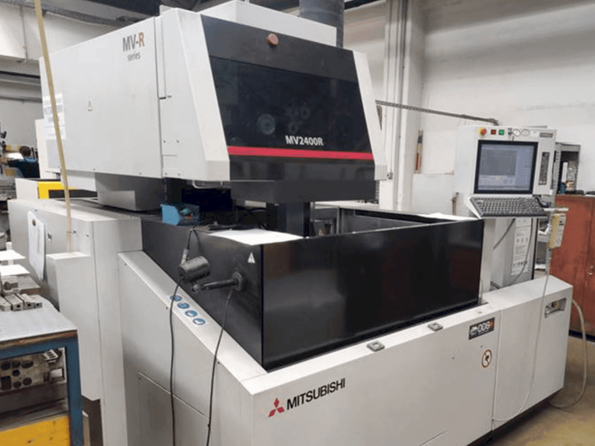 Widok z przodu maszyny Mitsubishi Electric MV2400R