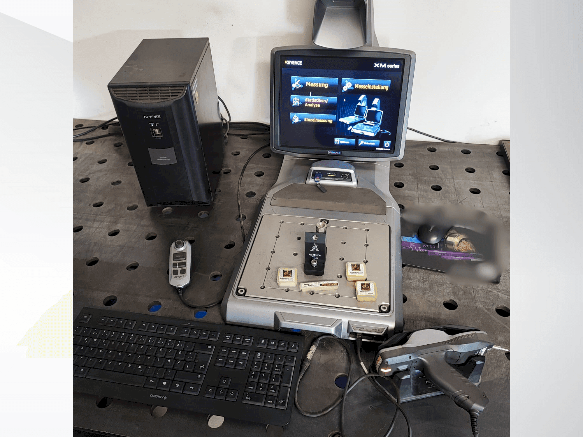 Widok z przodu maszyny KEYENCE XM-1000