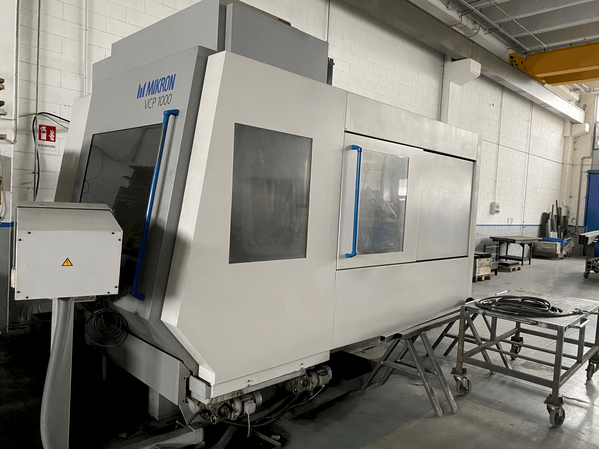 Widok z przodu maszyny MIKRON VCP 1000