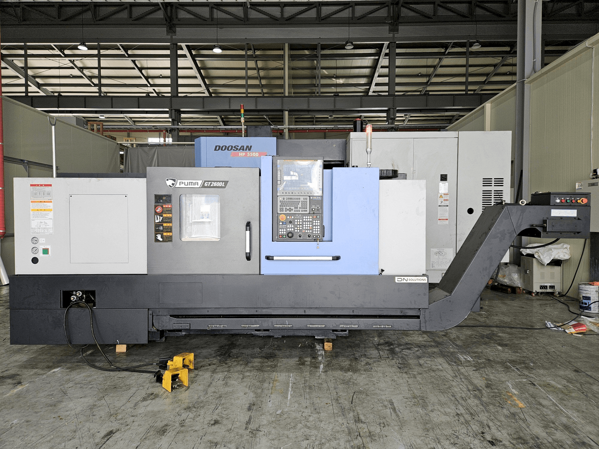 Widok z przodu maszyny DN SOLUTIONS PUMA GT2600L