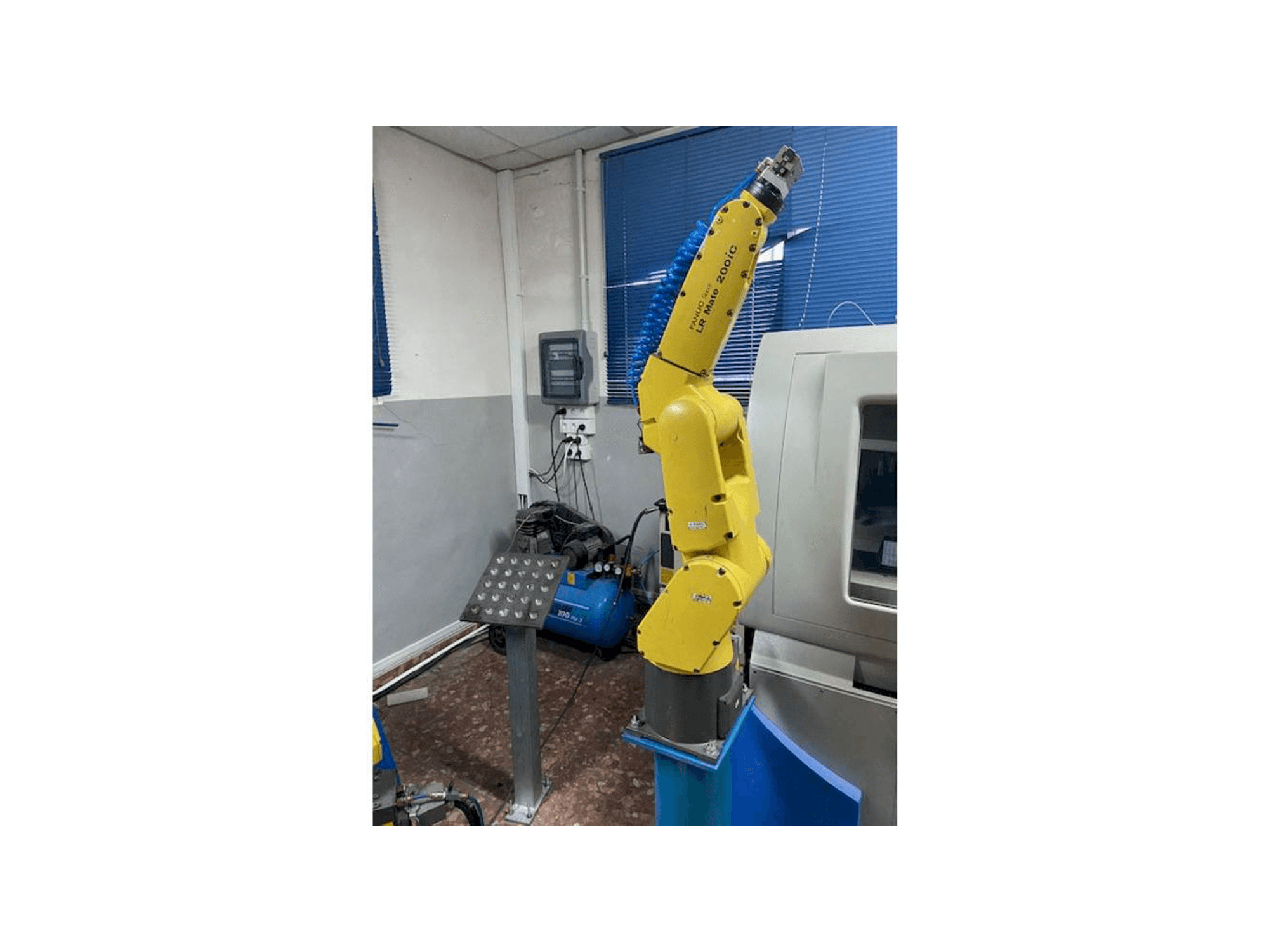 Widok z przodu maszyny FANUC LR MATE 200 ic
