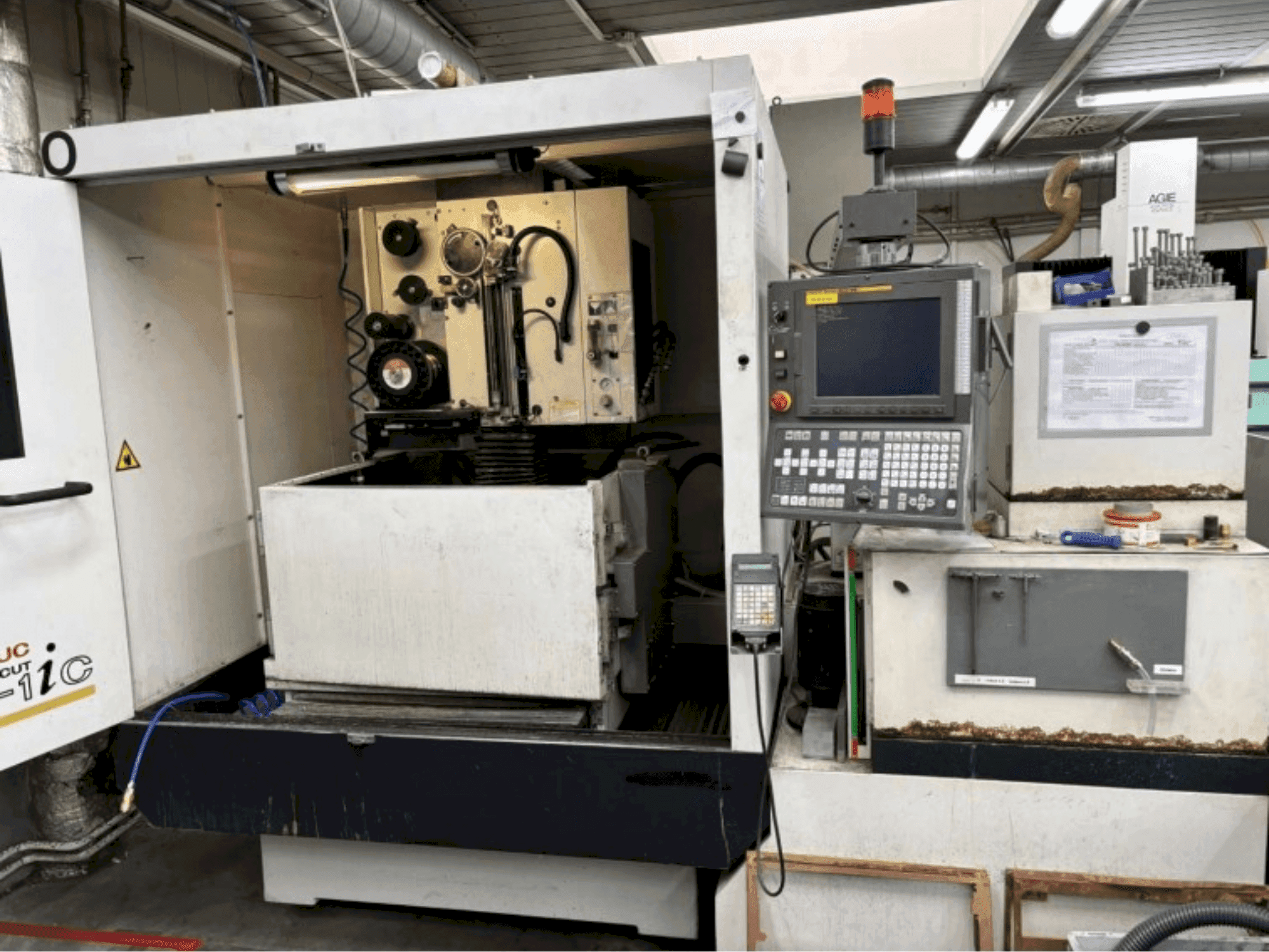Widok z przodu maszyny FANUC ROBOCUT alpha-1iC