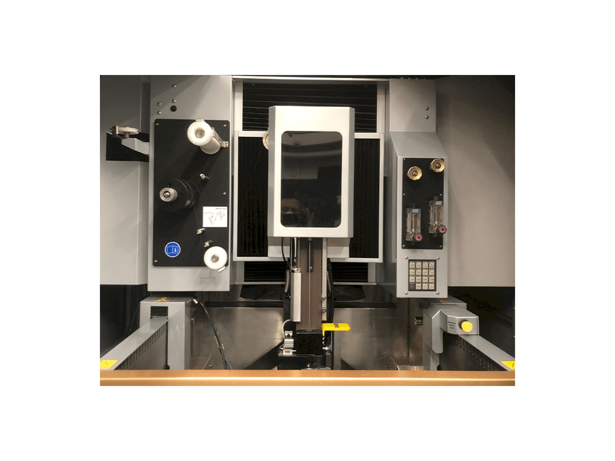 Widok z przodu maszyny EROWA Robot Compact 80