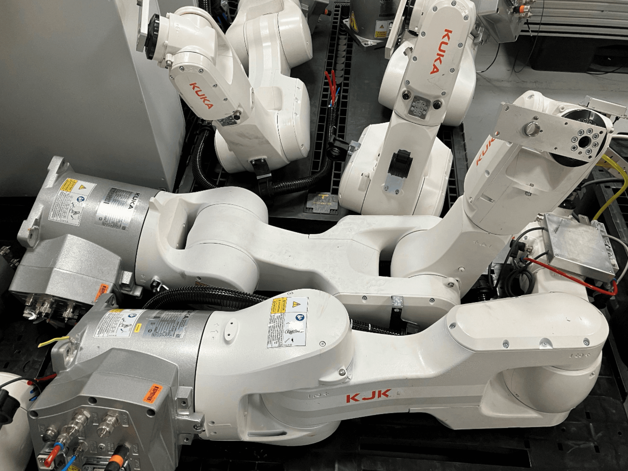 Ramię robota KUKA KR 10 R900 CR w widoku z boku, prezentujące konstrukcję przegubu, silniki i szczegóły okablowania.
