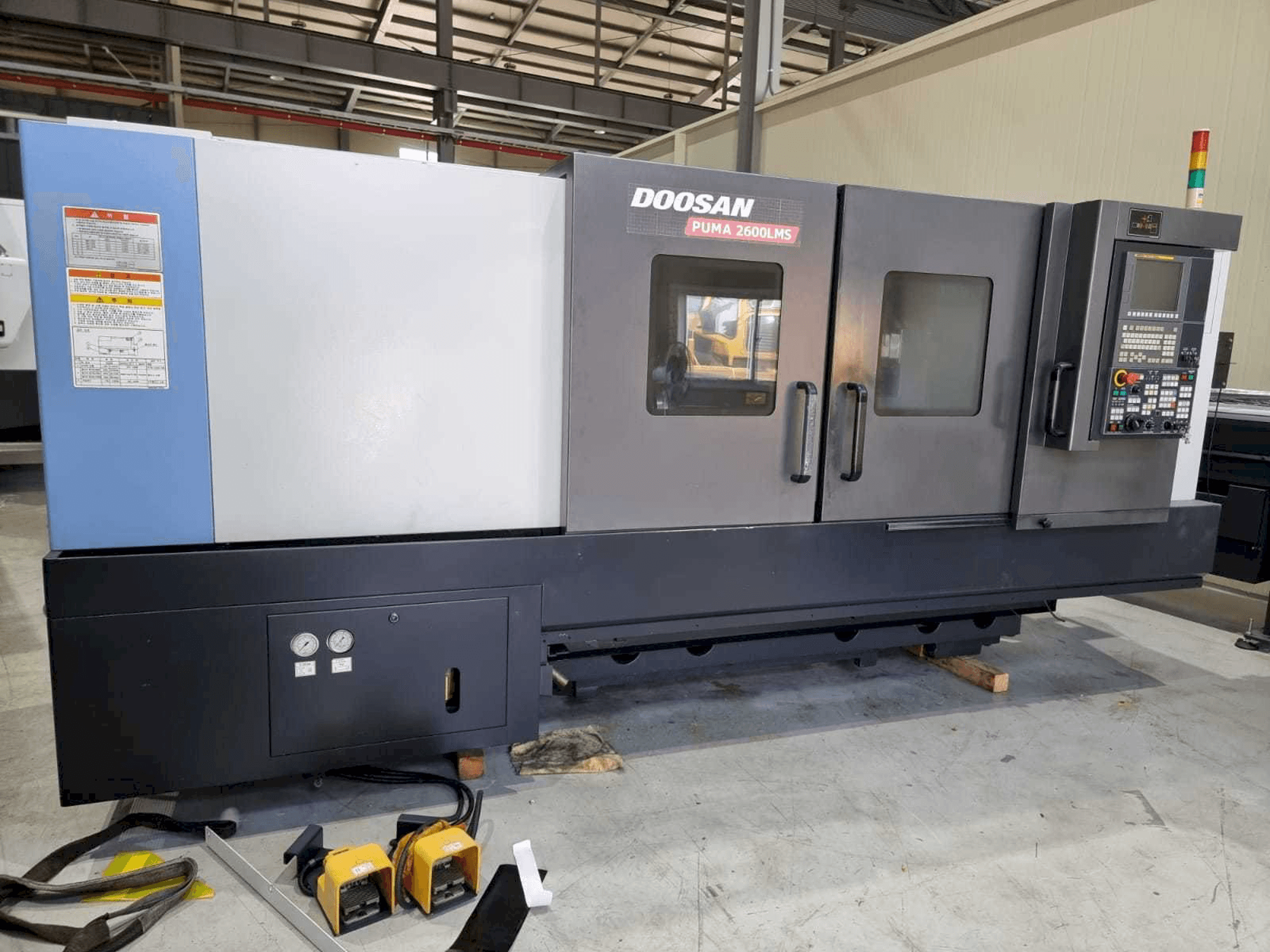 Widok z przodu maszyny Doosan PUMA 2600LMS