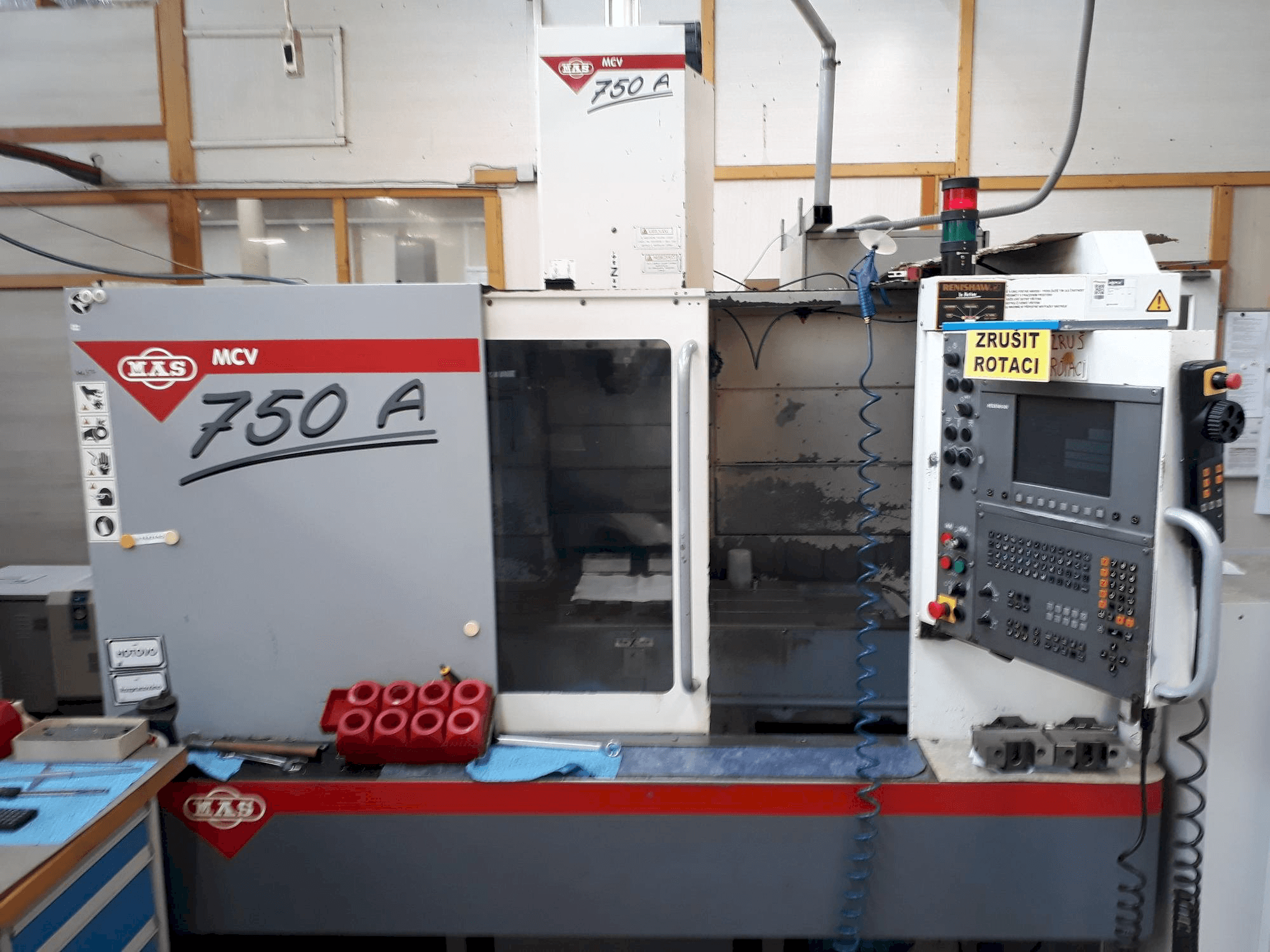 Widok z przodu maszyny KOVOSVIT MAS MCV 750A