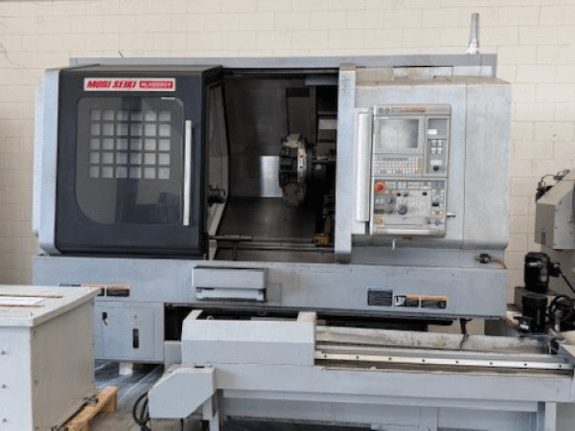 Tokarka pozioma MORI SEIKI NLX 2500Y, widok z przodu, panel sterowania i obszar roboczy.