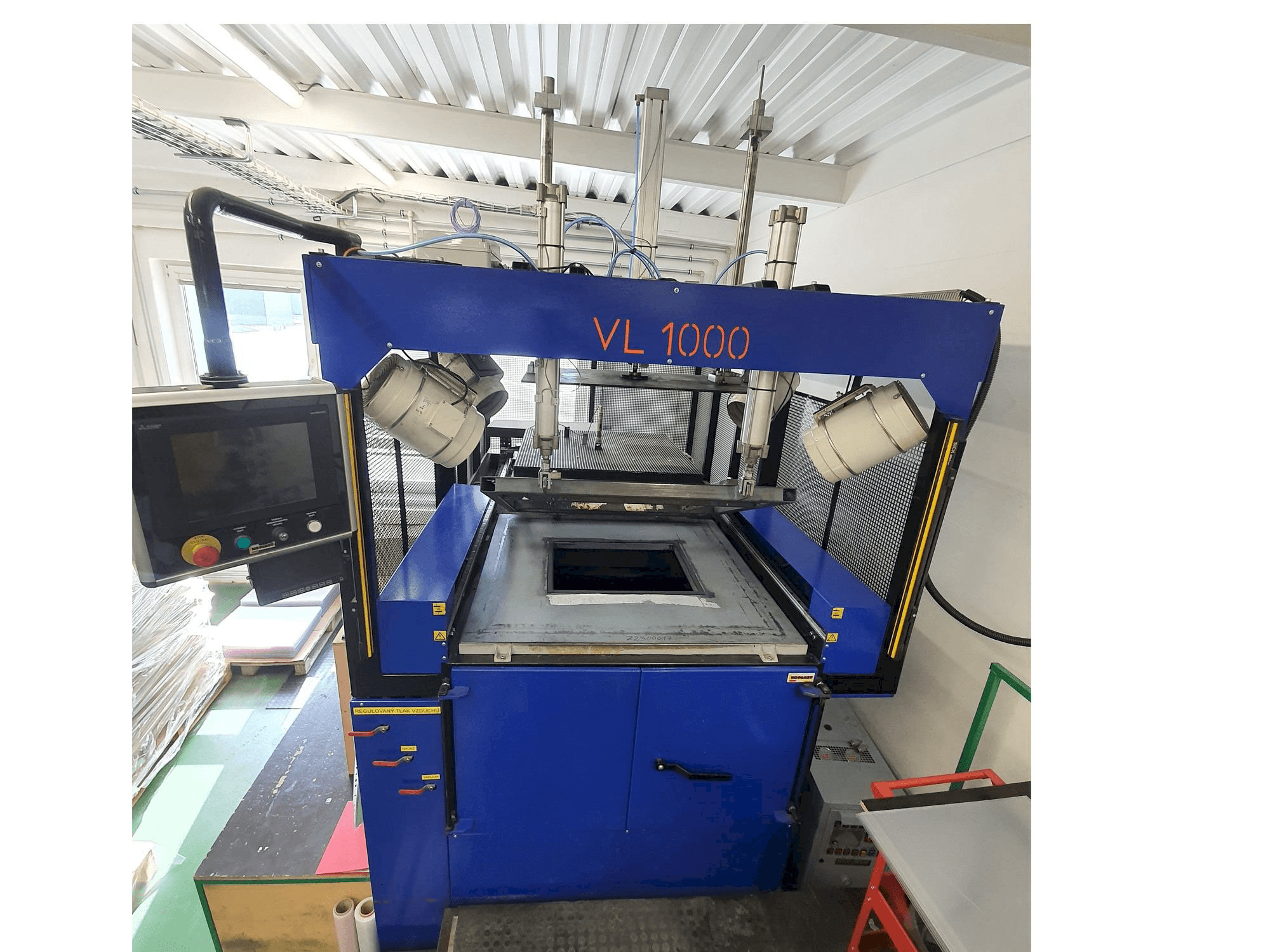 Widok z przodu maszyny Koplast VL 1000