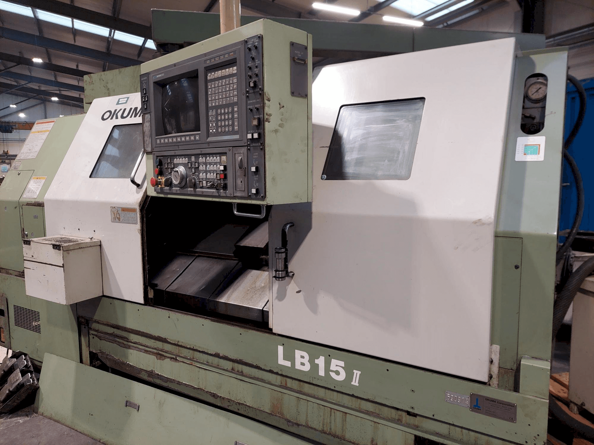 Widok z przodu maszyny Okuma LB15