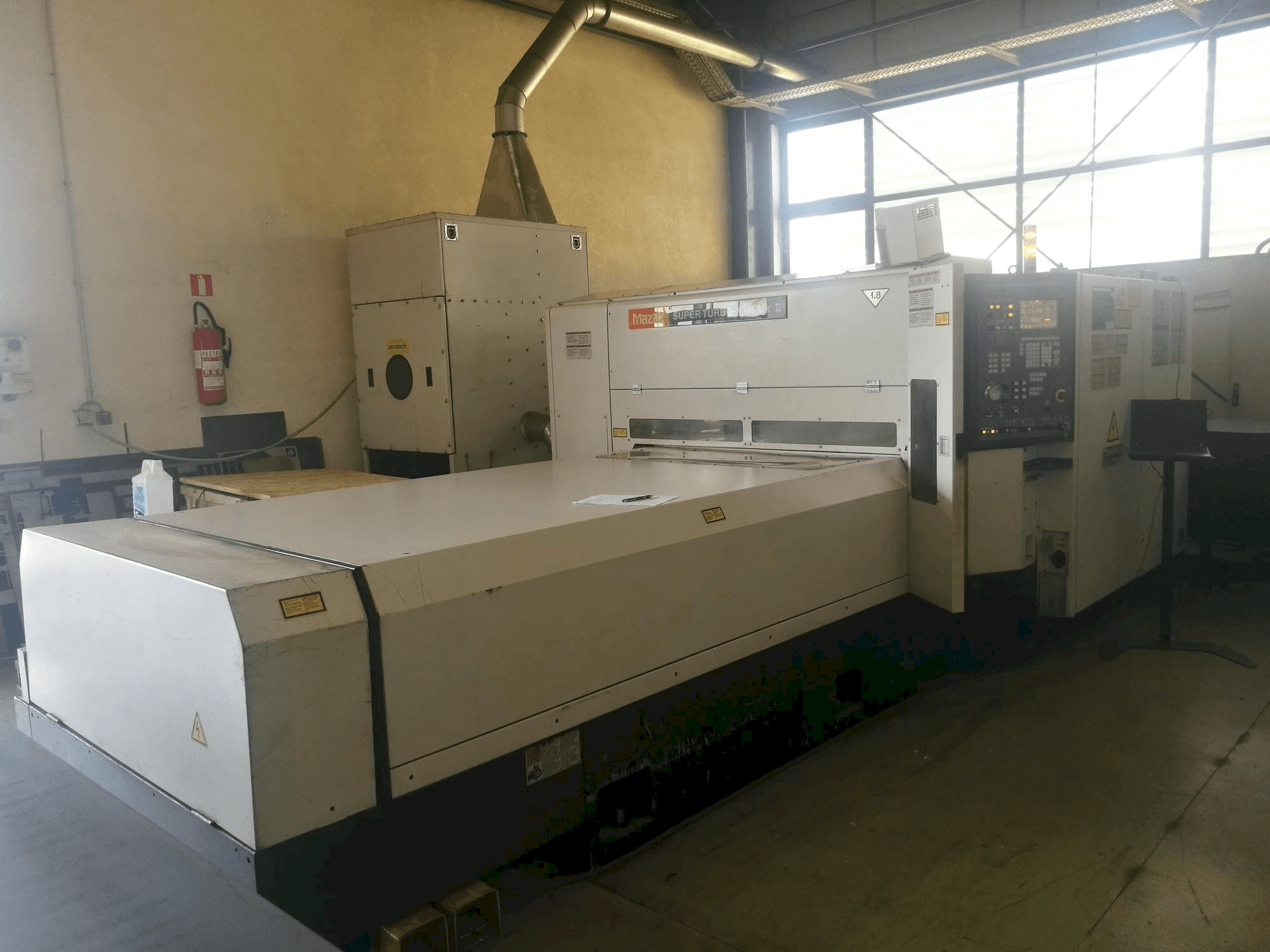Widok z przodu maszyny Mazak Super Turbo-X 48 Mk II