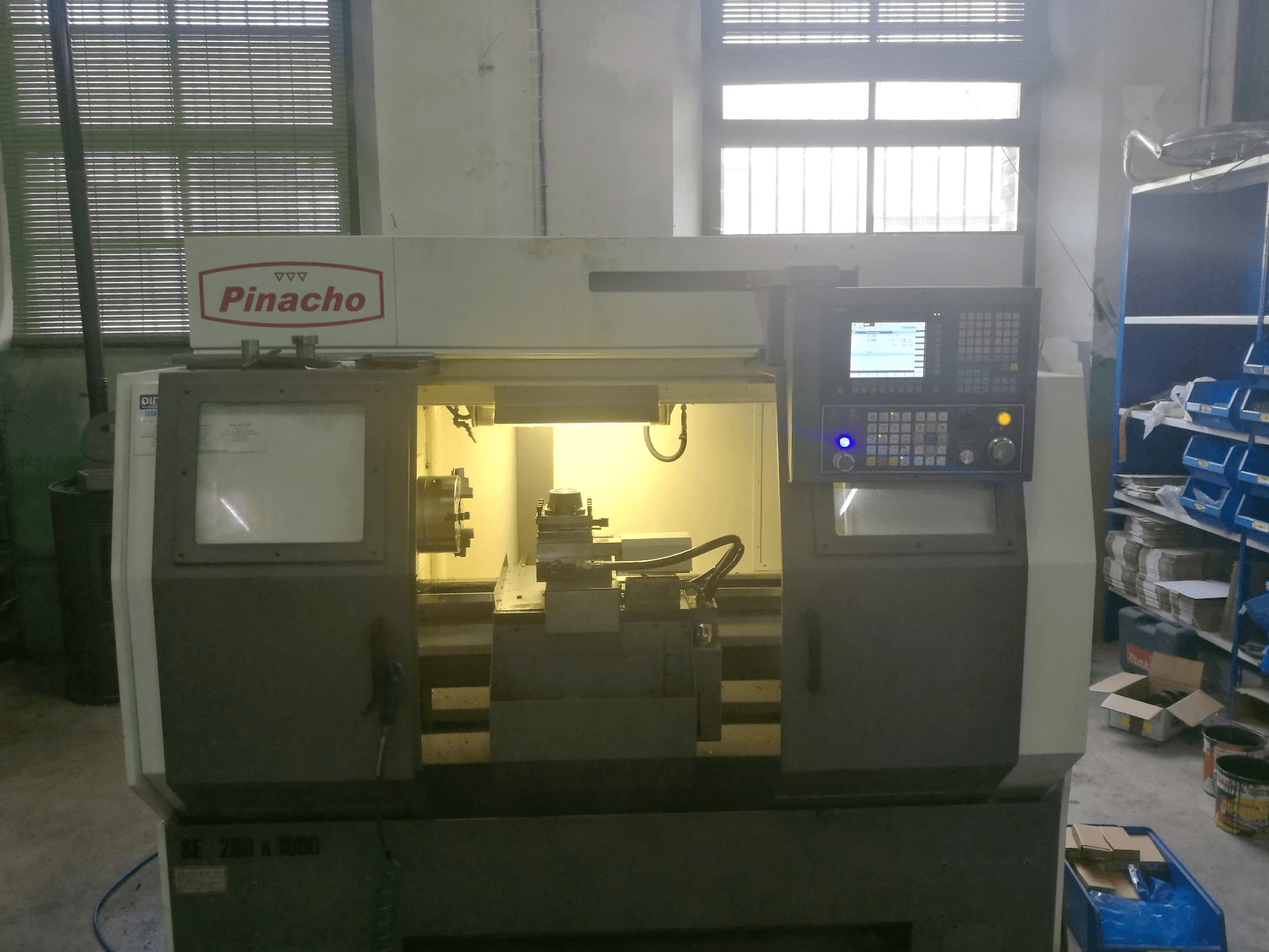 Widok z przodu maszyny Pinacho SE-200