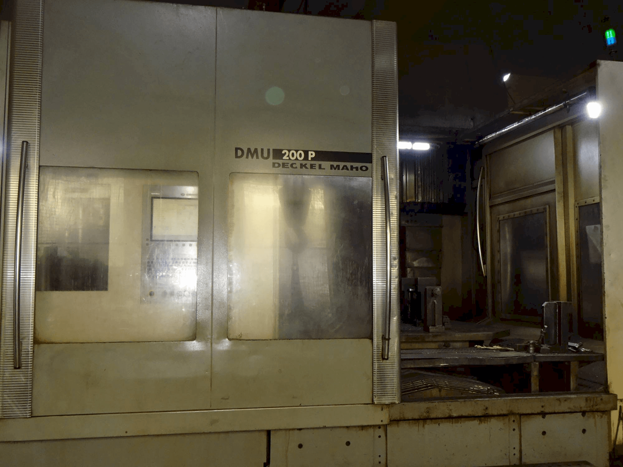 Widok z przodu maszyny DECKEL MAHO DMU 200P