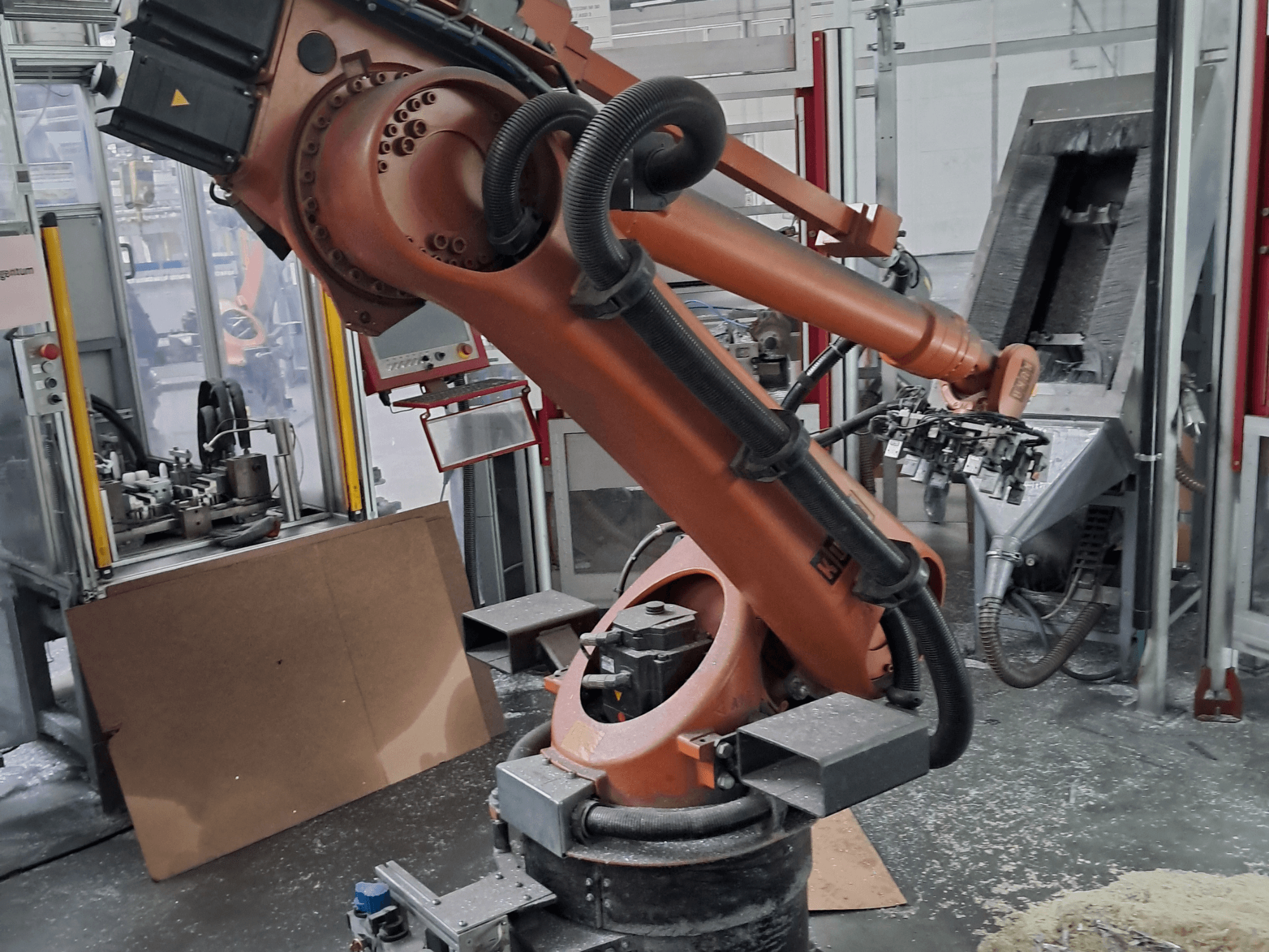 Ramię robota KUKA KR 30 L 16-2 w warsztacie, widok z przodu. Wyposażone w przeguby i umieszczone na tle przemysłowej przestrzeni roboczej.
