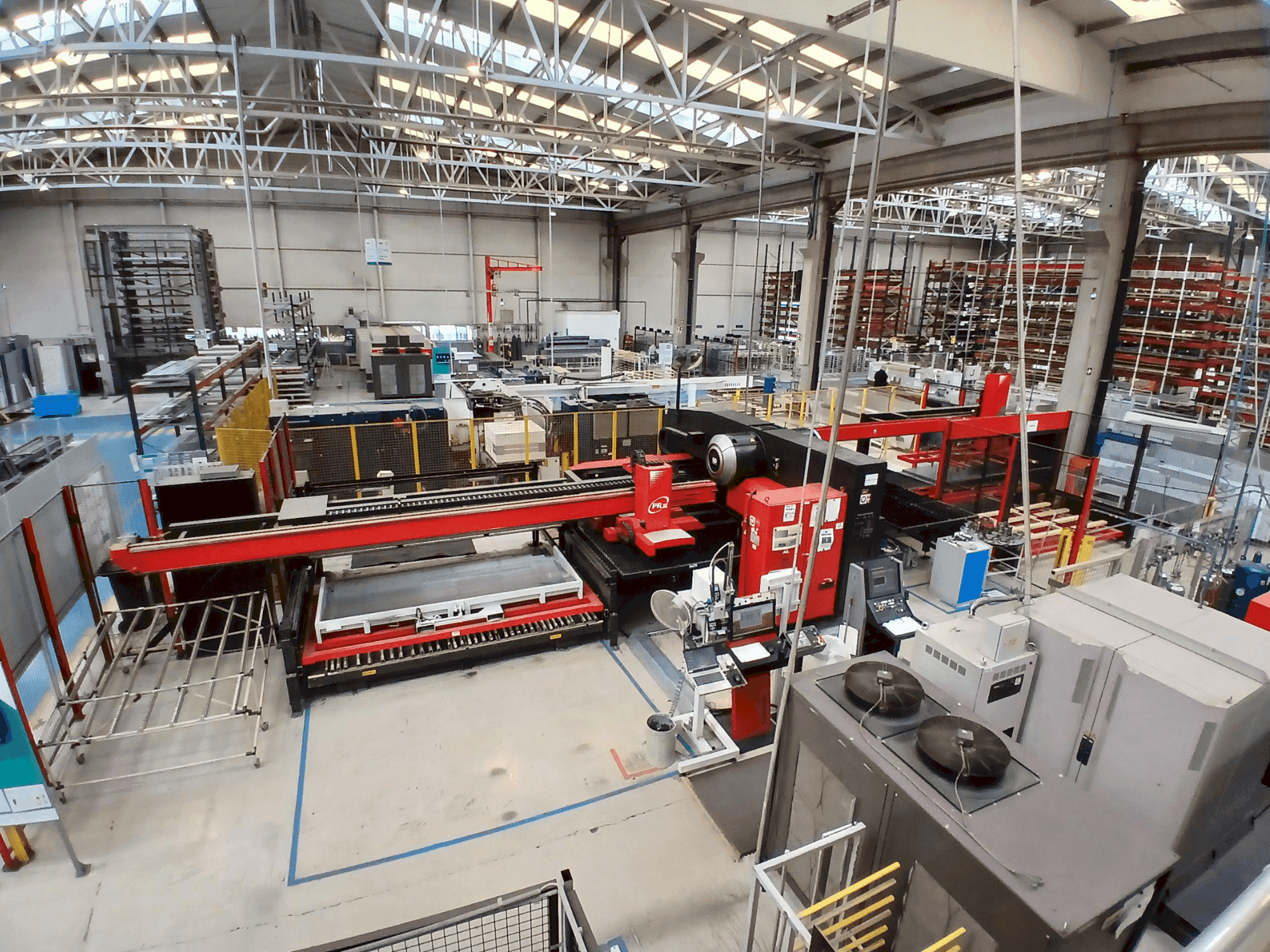 Widok z przodu maszyny AMADA EMZ 3612 M2