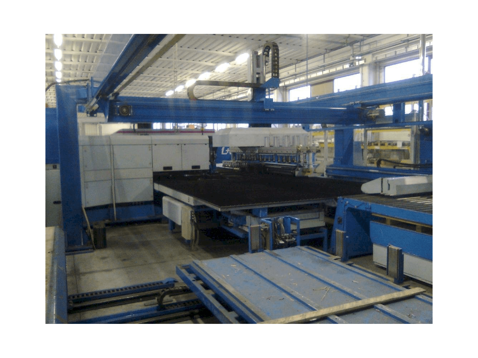 Widok z przodu maszyny Finn-Power LP6