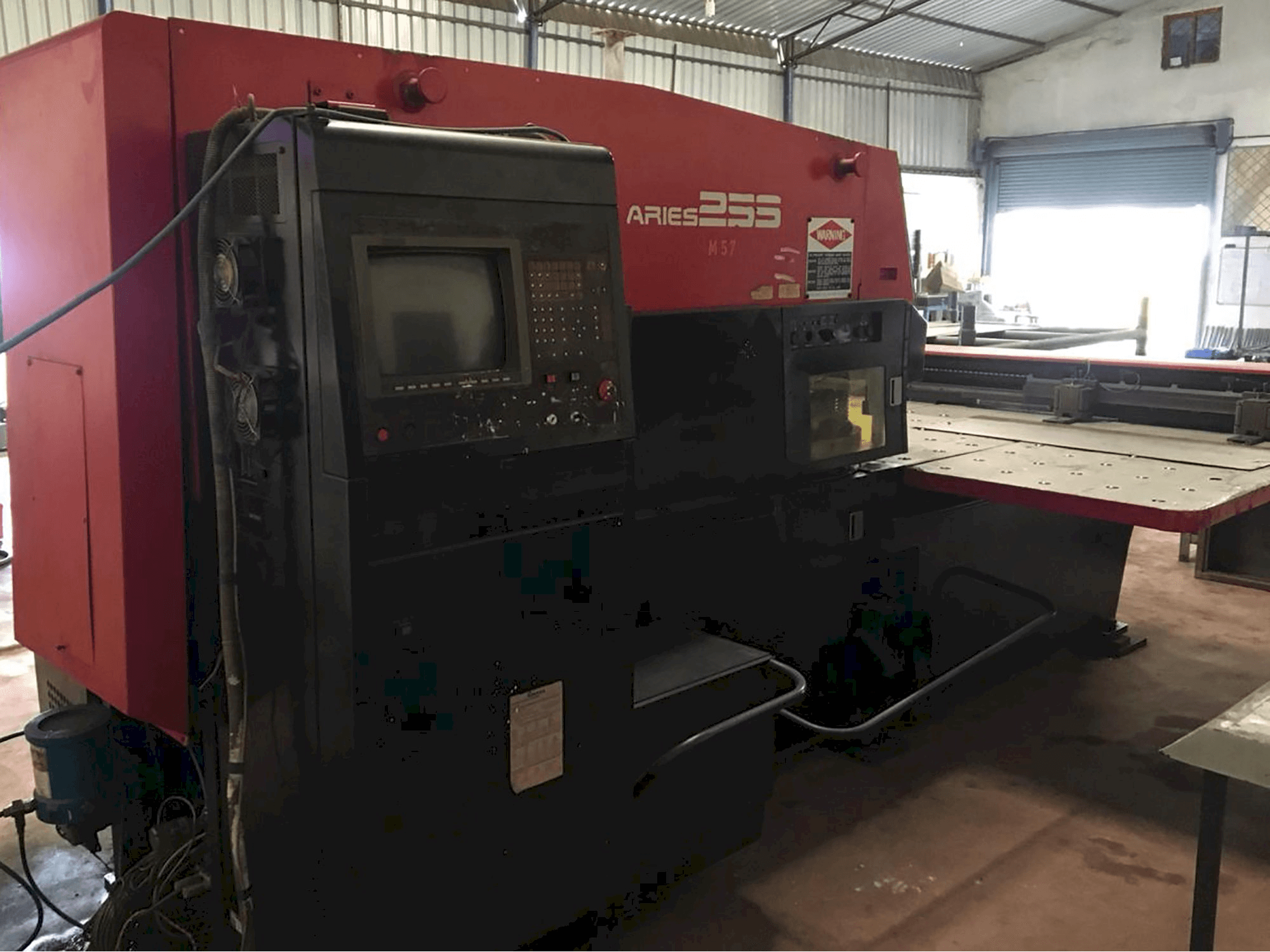 Widok z lewej maszyny AMADA ARIES 255