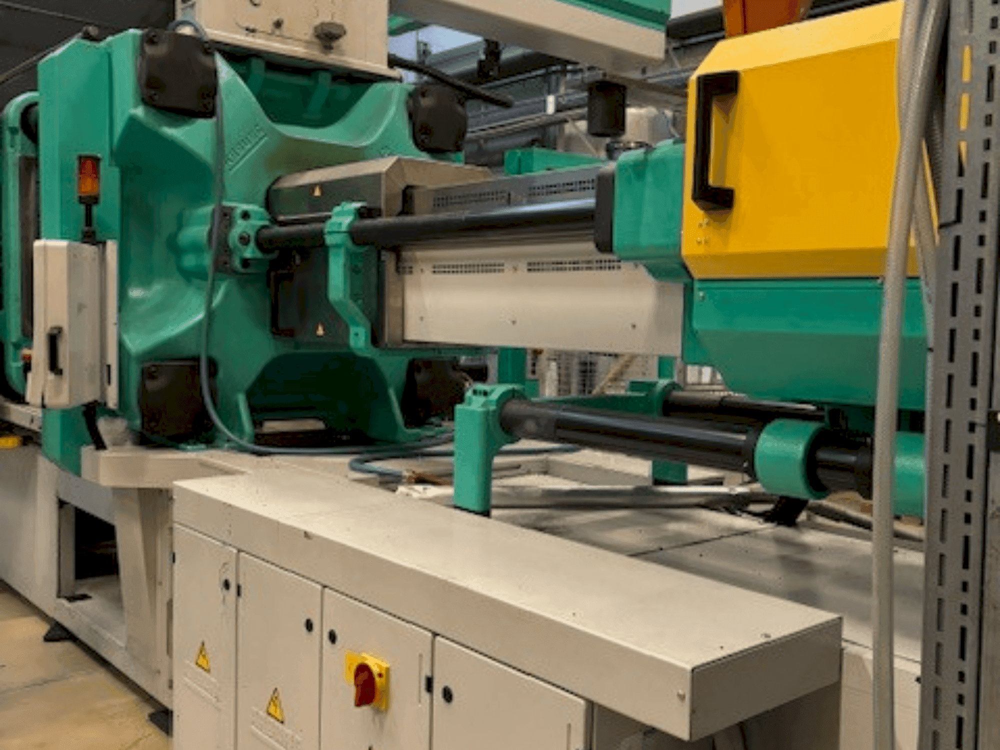 Widok z przodu maszyny Arburg Allrounder 920S 5000-3200