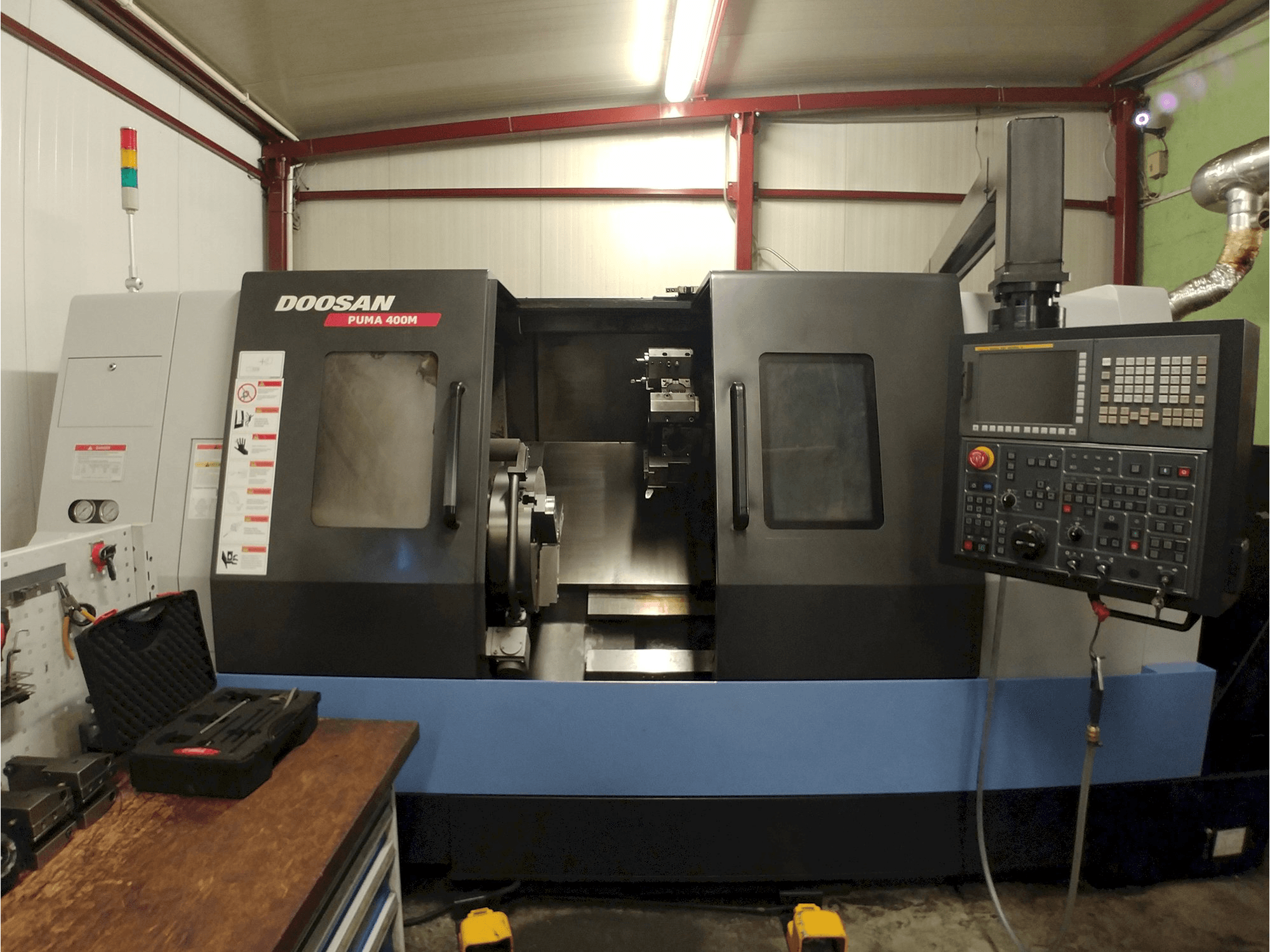 Widok z przodu maszyny Doosan Puma 400MC