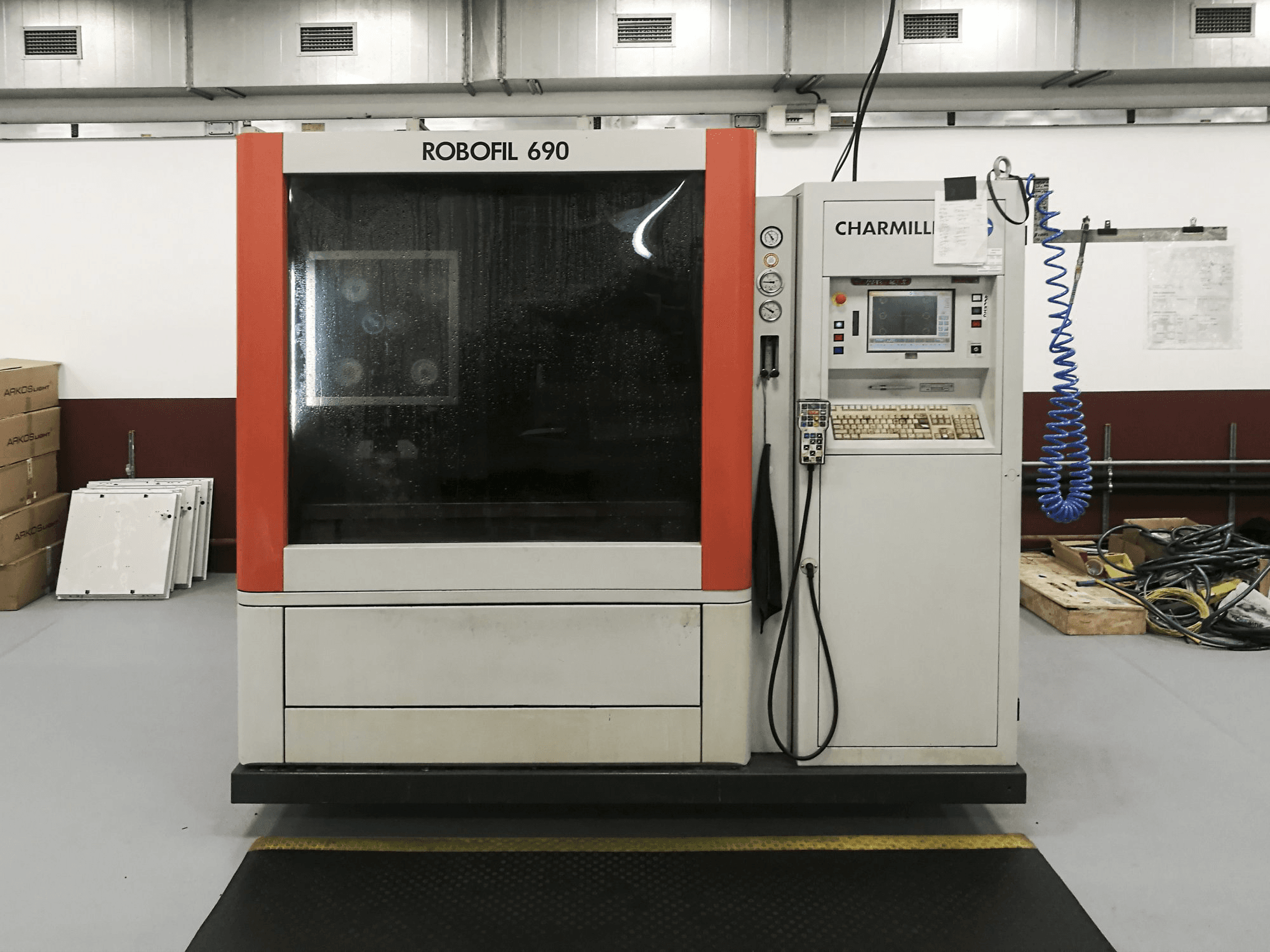 Widok z przodu maszyny CHARMILLES ROBOFIL 690