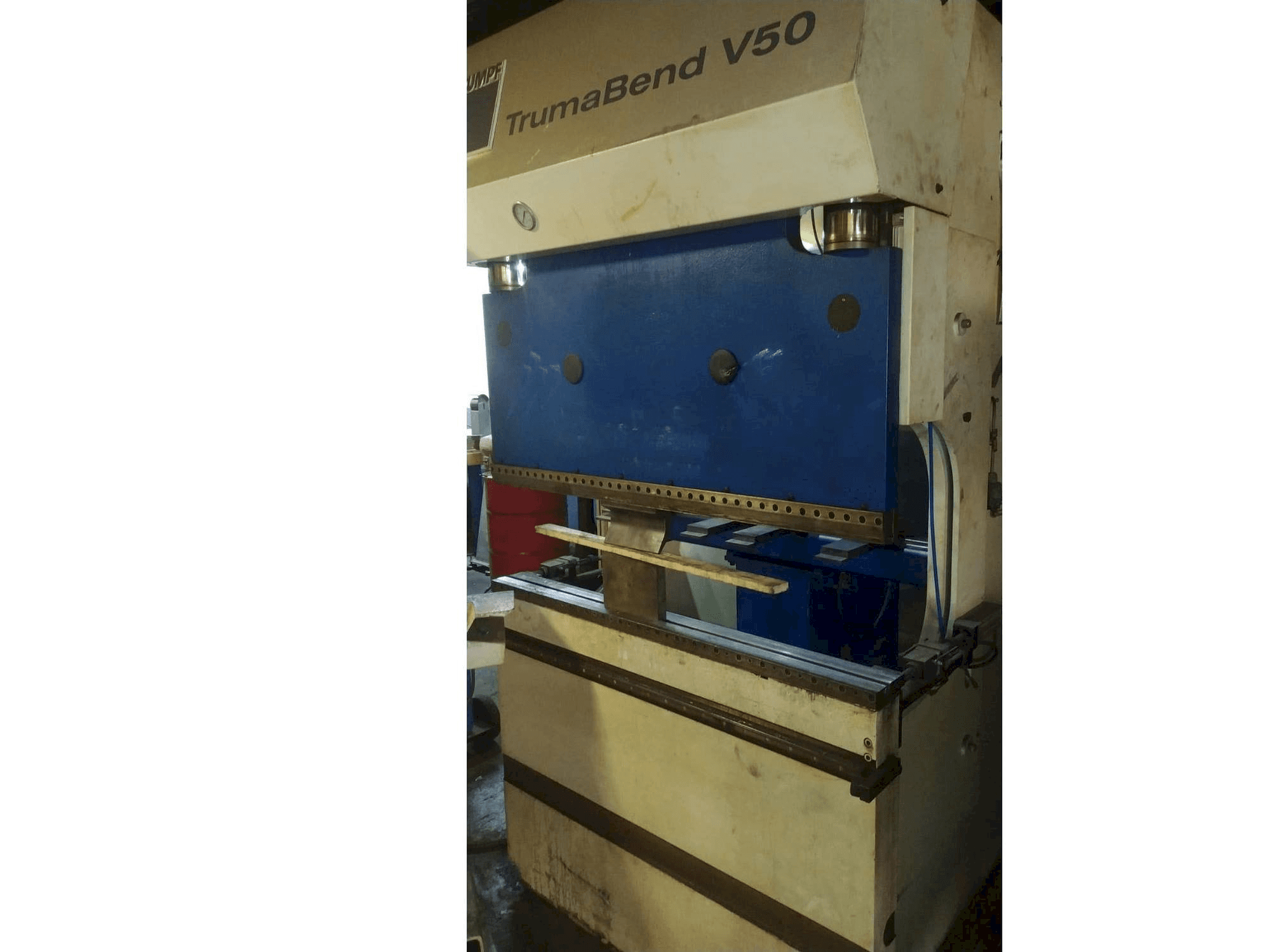 Widok z przodu maszyny Trumpf TrumaBend V50