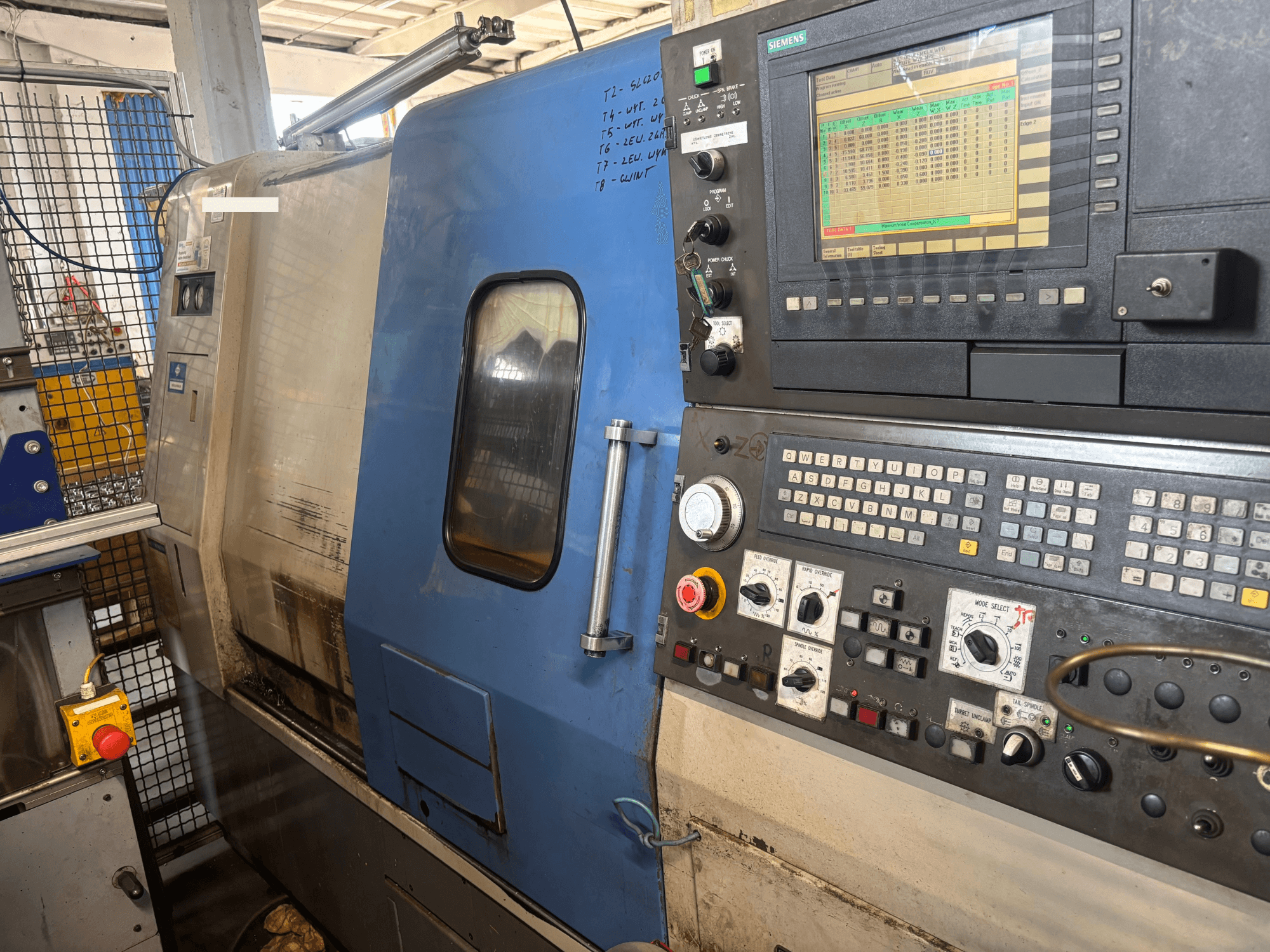 Pozioma tokarka Hyundai HIT-200C, widok z przodu, wyposażona w panel sterowania firmy Siemens oraz przyciski obsługowe.