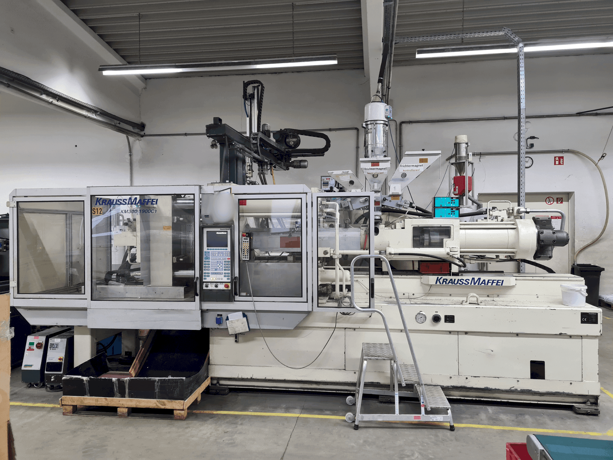Widok z przodu maszyny Krauss Maffei 300-1900 C1