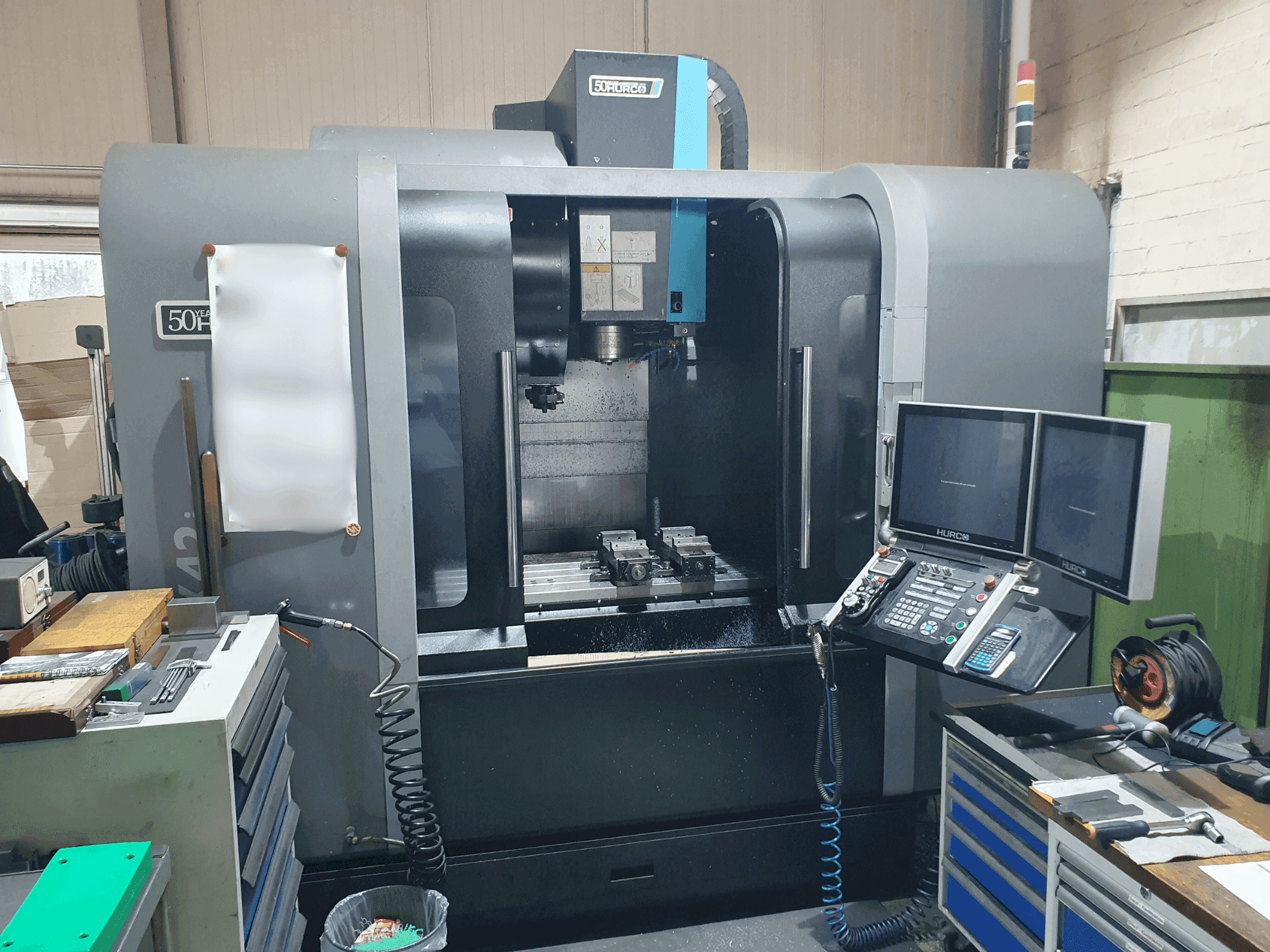 Widok z przodu maszyny Hurco VMX42i