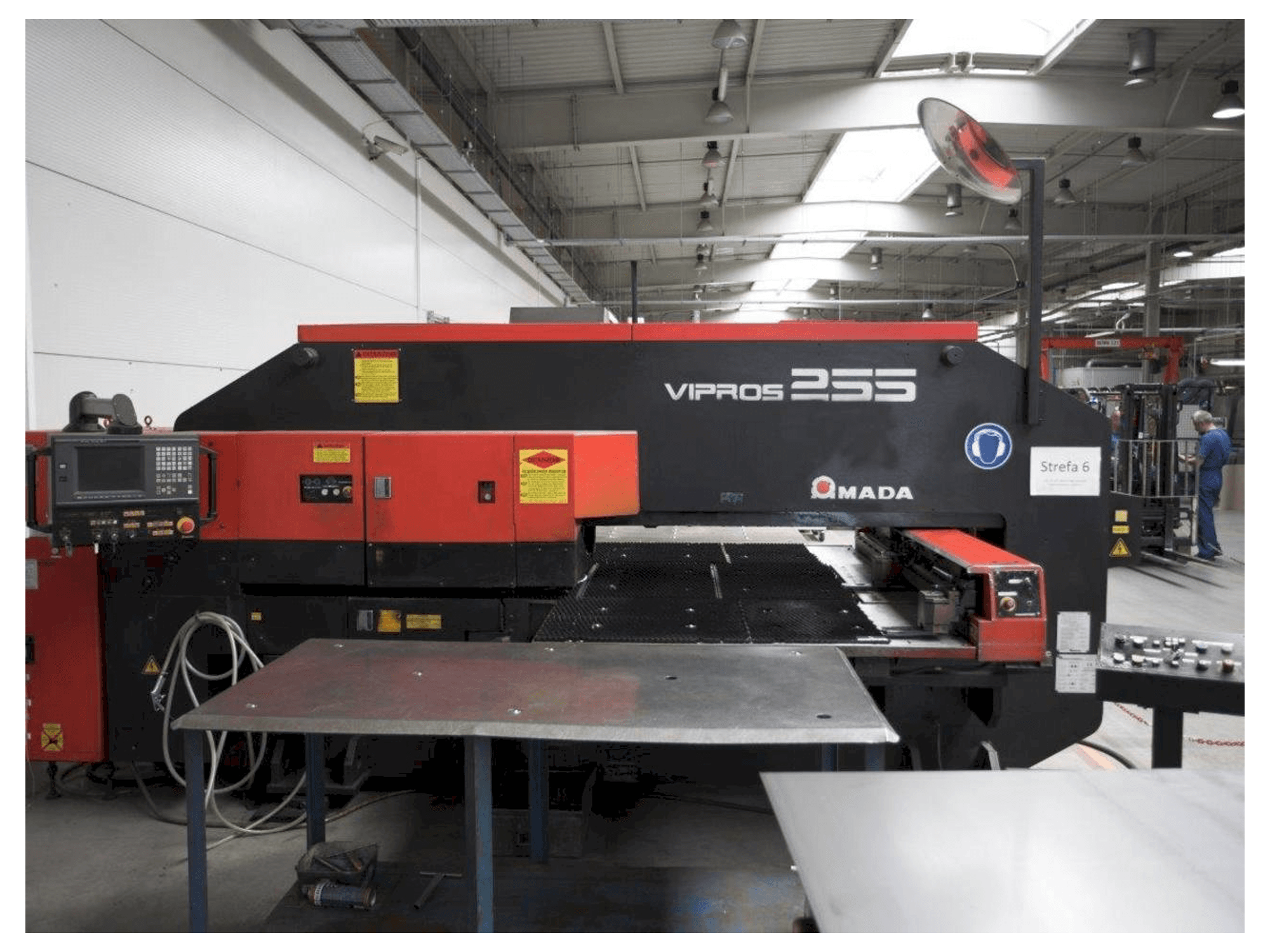 Widok z przodu maszyny AMADA Vipros 255
