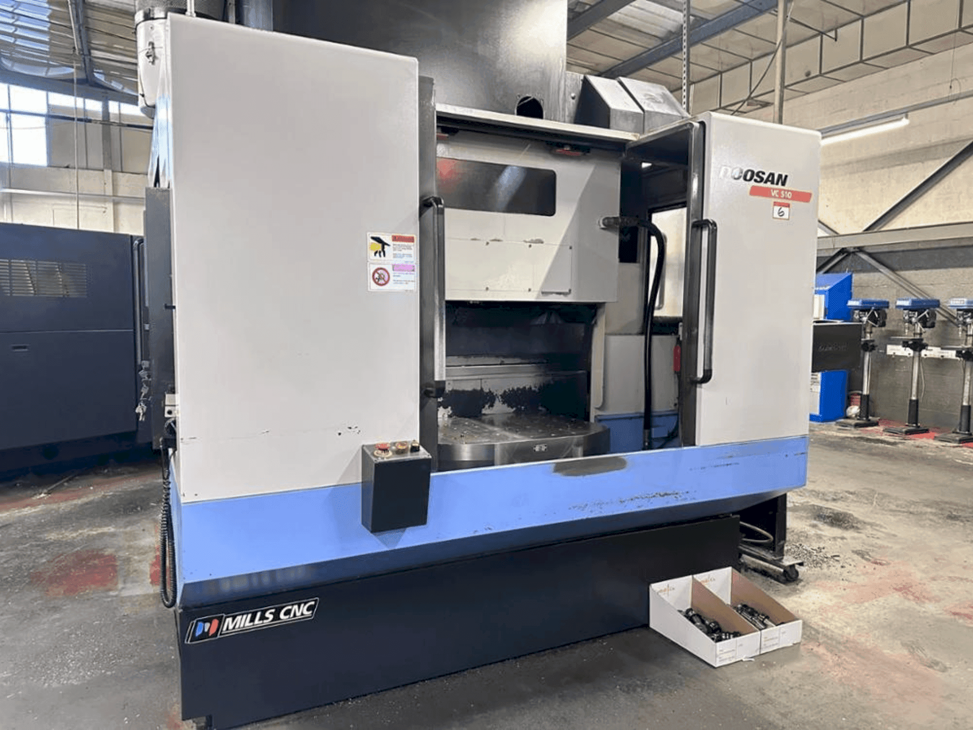Widok z przodu maszyny DOOSAN VC 510